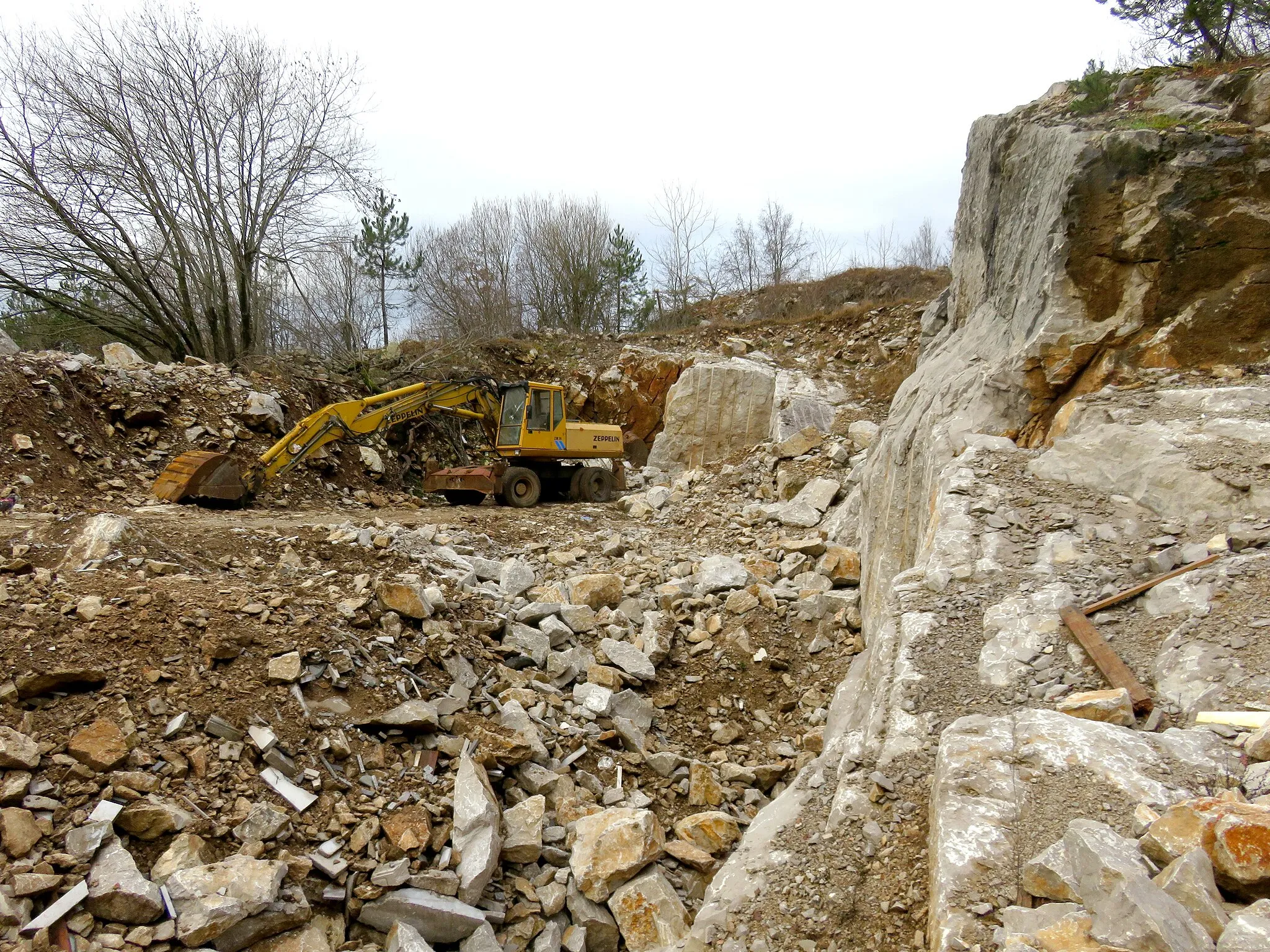 Photo showing: The Avsec Quarry (Avscov preht) in Selce, Municipality of Pivka, Slovenia