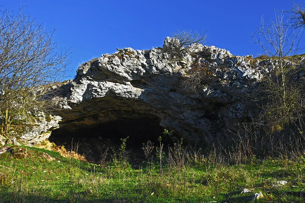 Photo showing: This small cave is important due to archaeological findings of artefacts from paleolithic and also from bronze age.