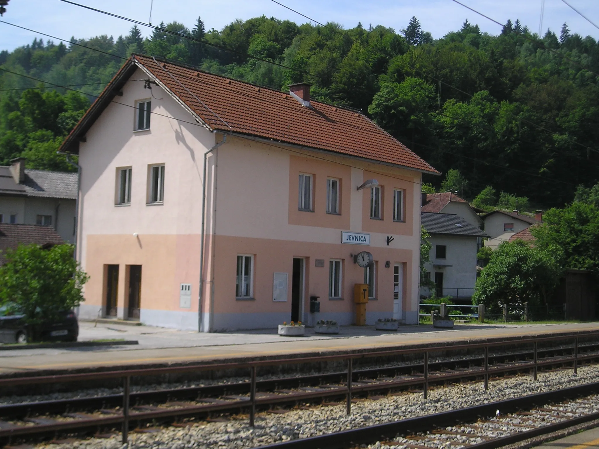 Photo showing: Railway halt in Jevnica, Slovenia