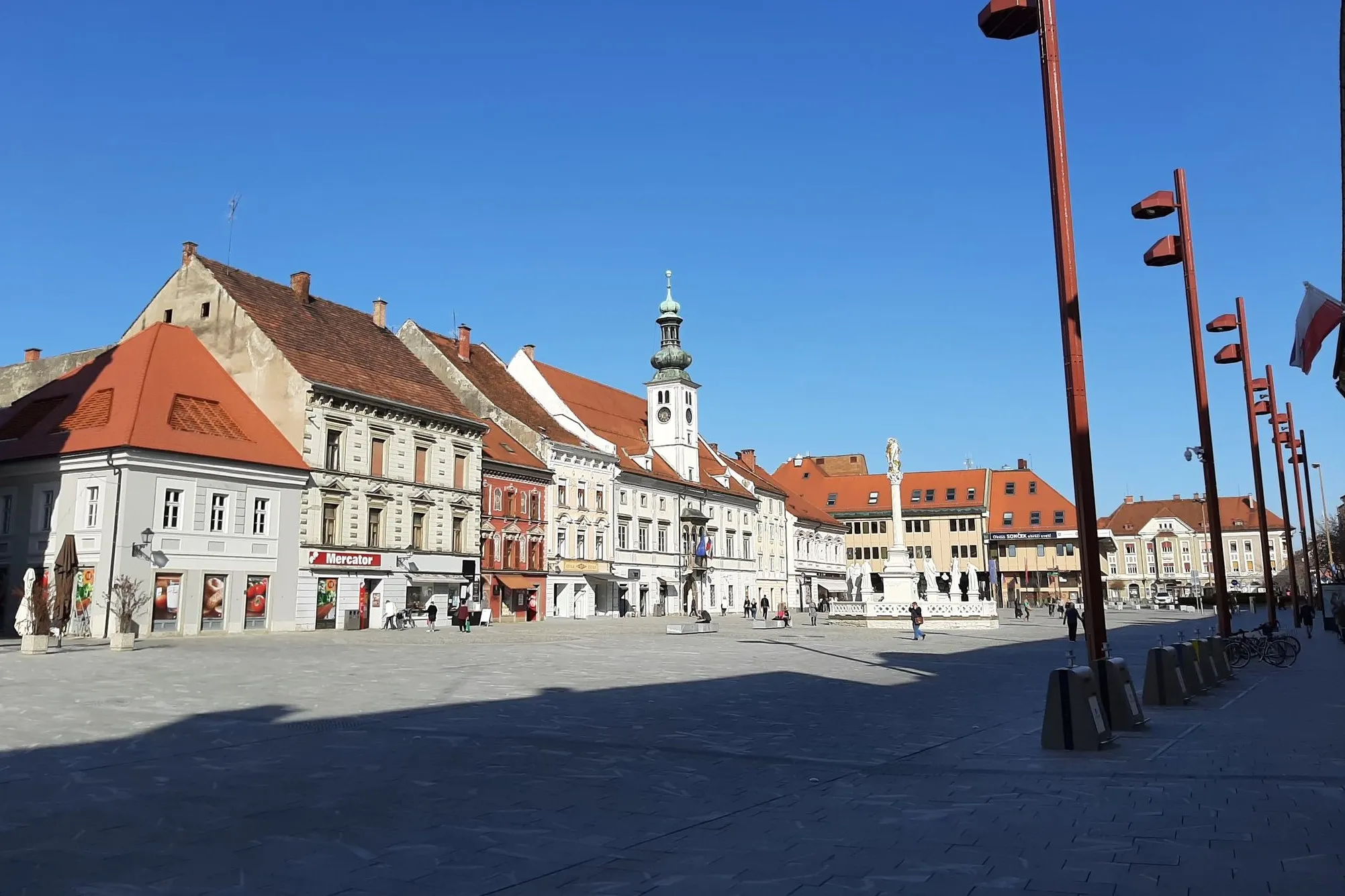 Photo showing: Glavni trg, Maribor 2021. Sredi trga stoji kužno znamenje.
