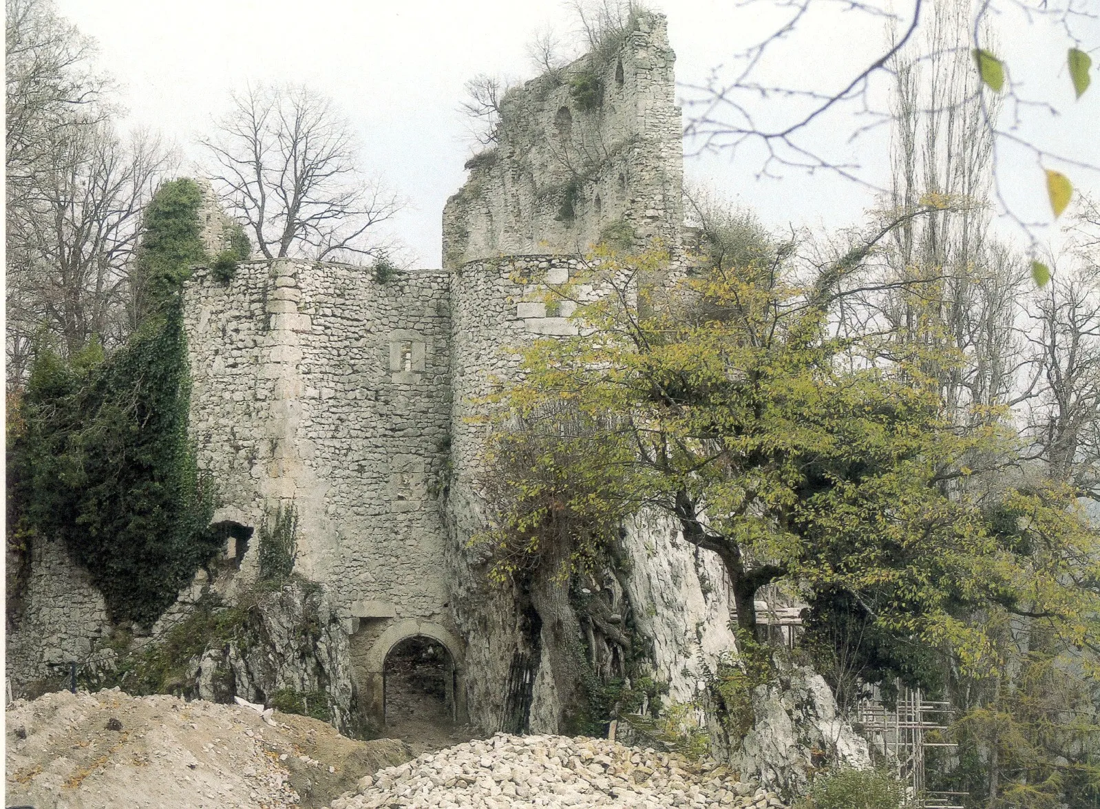 Photo showing: Grad Planina pri Sevnici okr. l. 2000