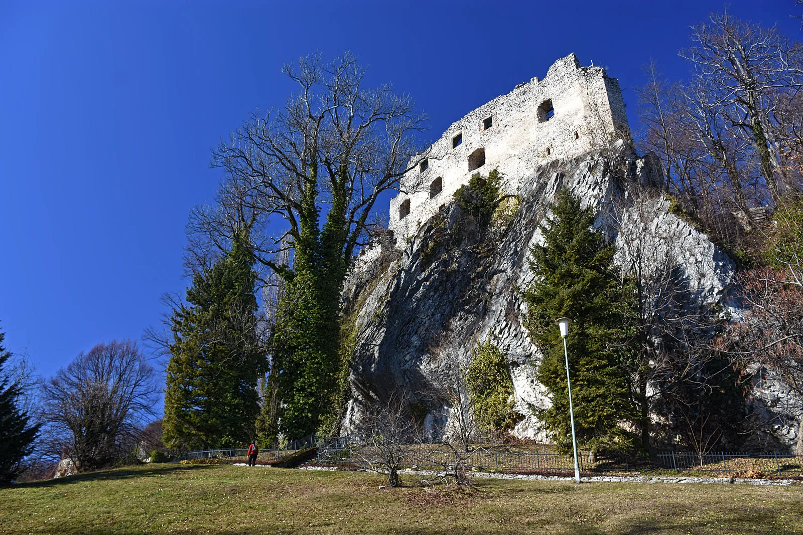 Photo showing: Planina castle from the park.