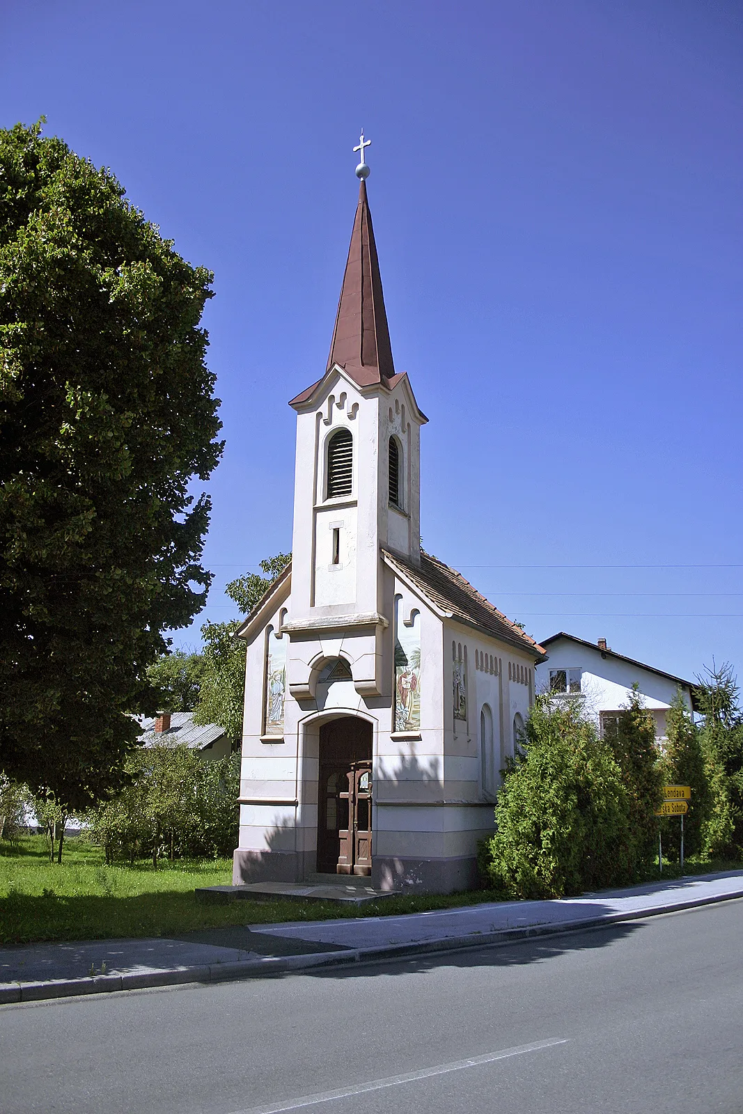 Photo showing: »Rousova kapela«, Beltinci.
»Rous« Chapel,  Beltinci.

»Rous« Kapelle, Beltinci.