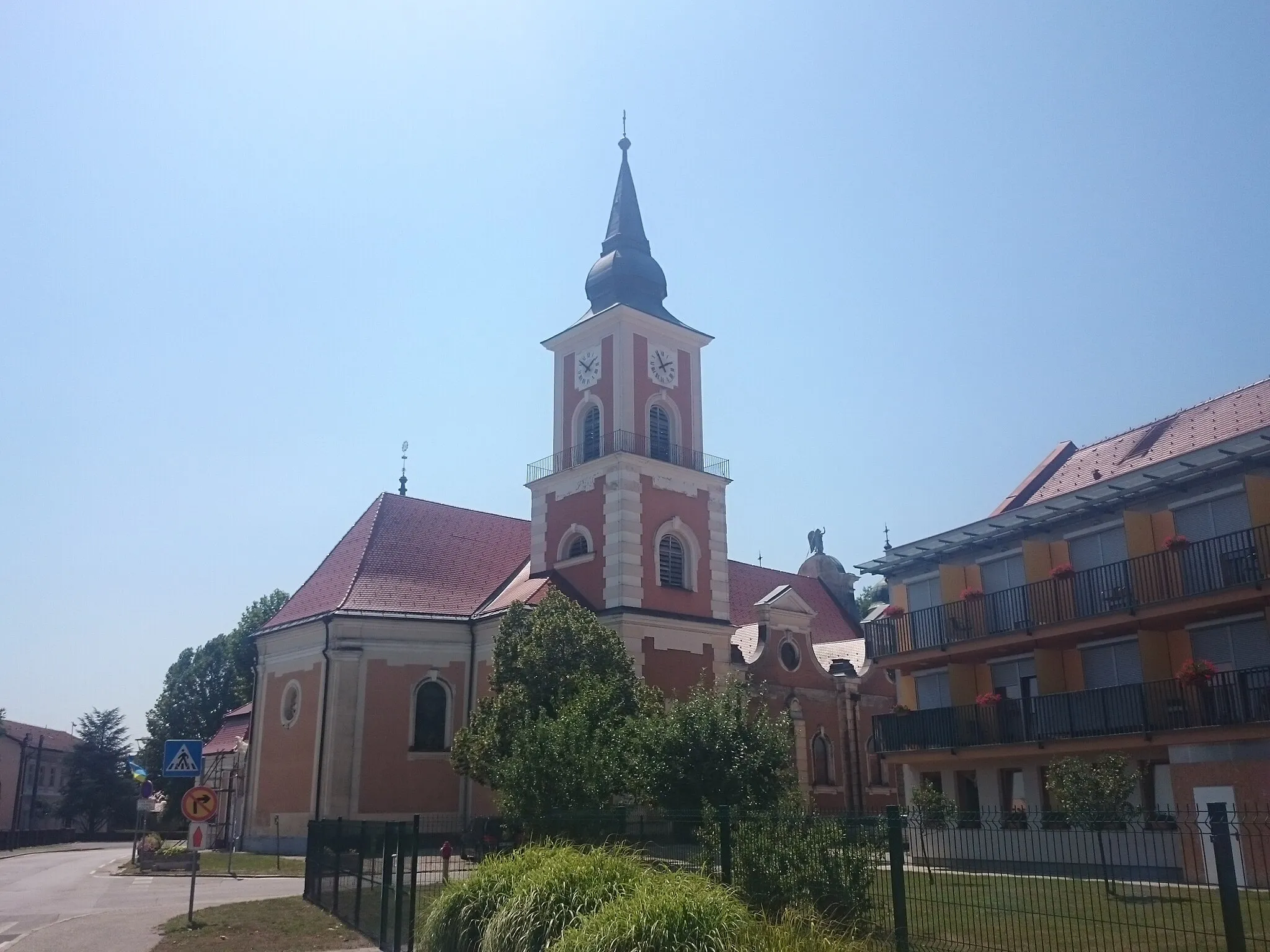 Photo showing: Back (eastern) part and bell tower of the St. Ladislaus' church in Beltinci.