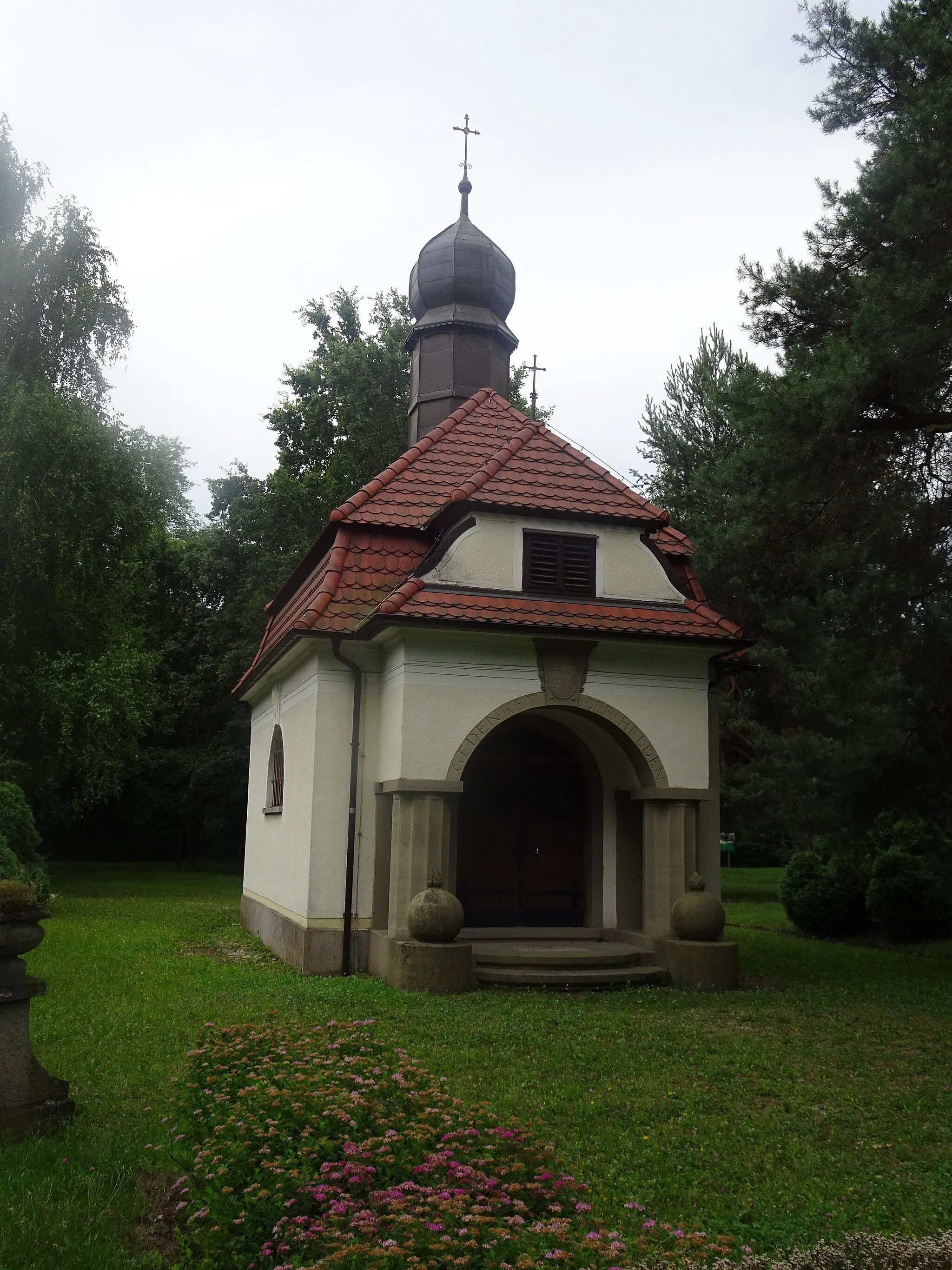 Photo showing: Holy Family chapel, Austro-Hungarian cemetery, Kidričevo, Slovenia