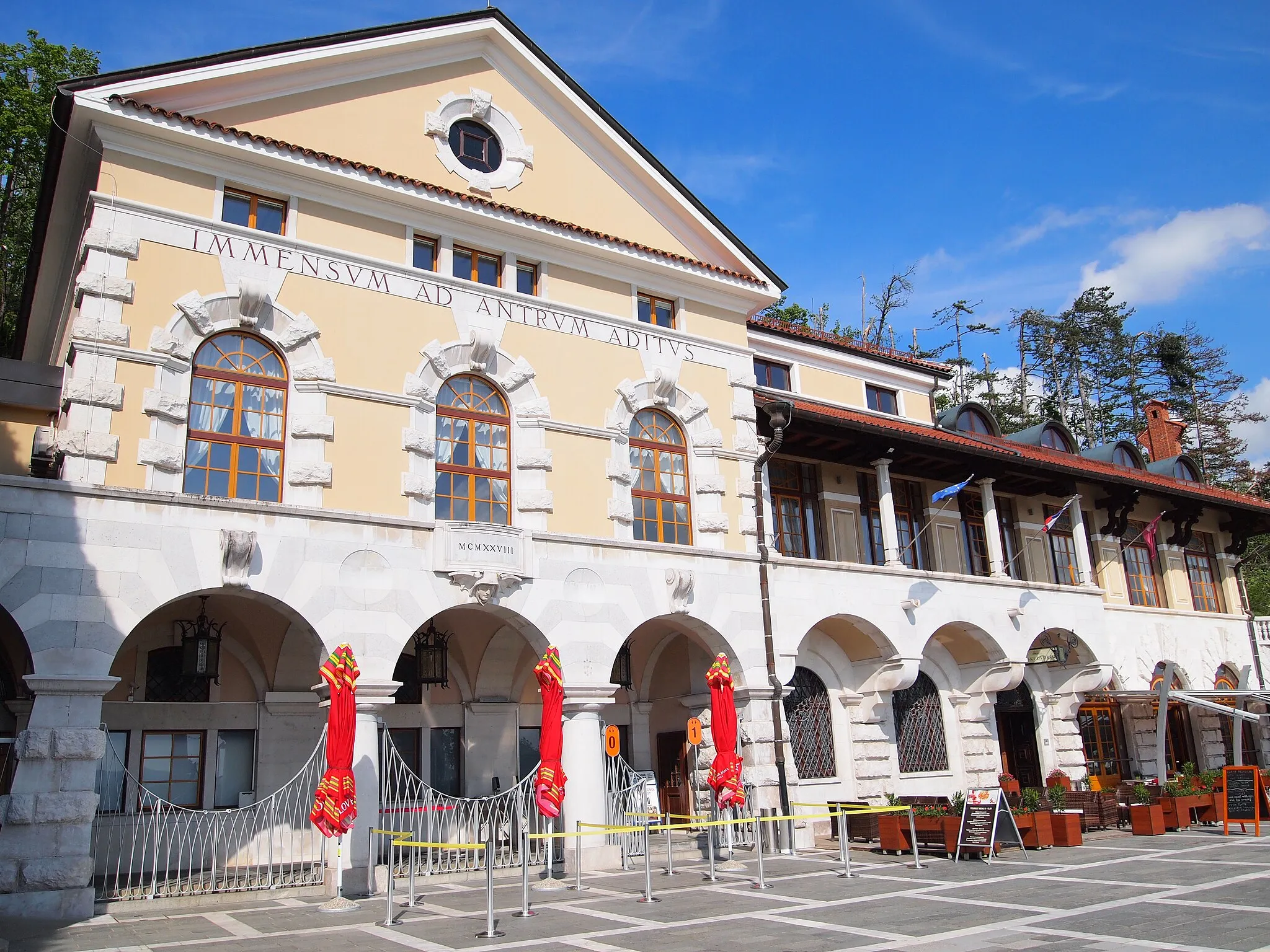 Photo showing: Cave mansion in Postojna.