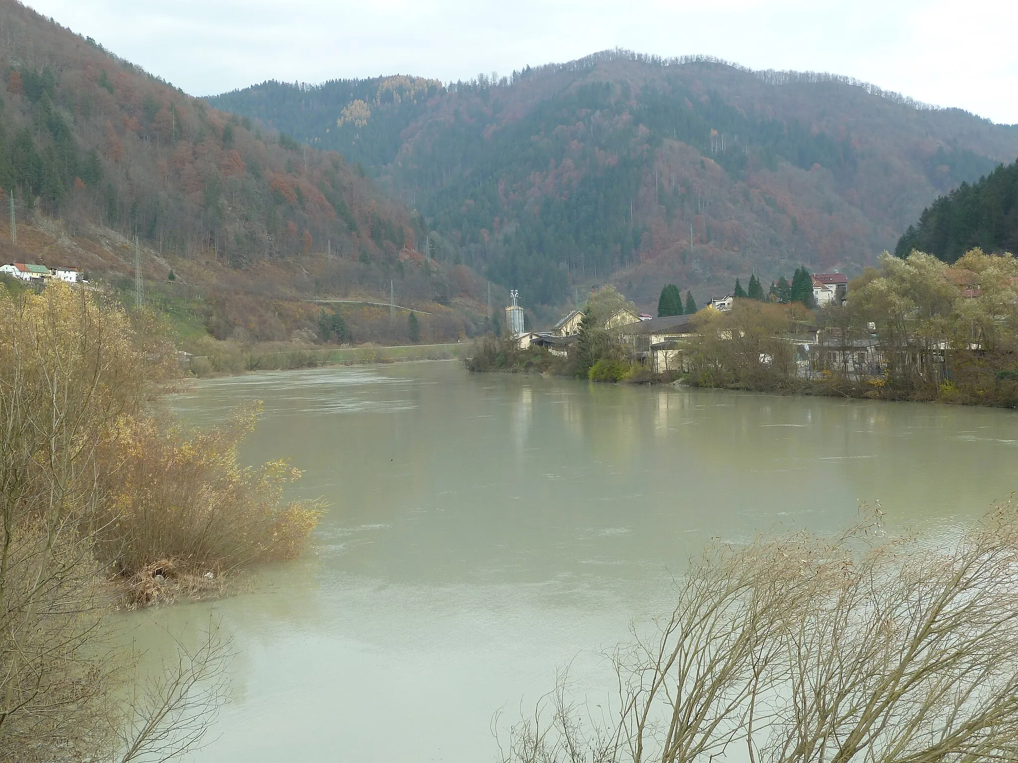 Photo showing: The Drava from the bridge to Podvelki, Slovenian Styria.