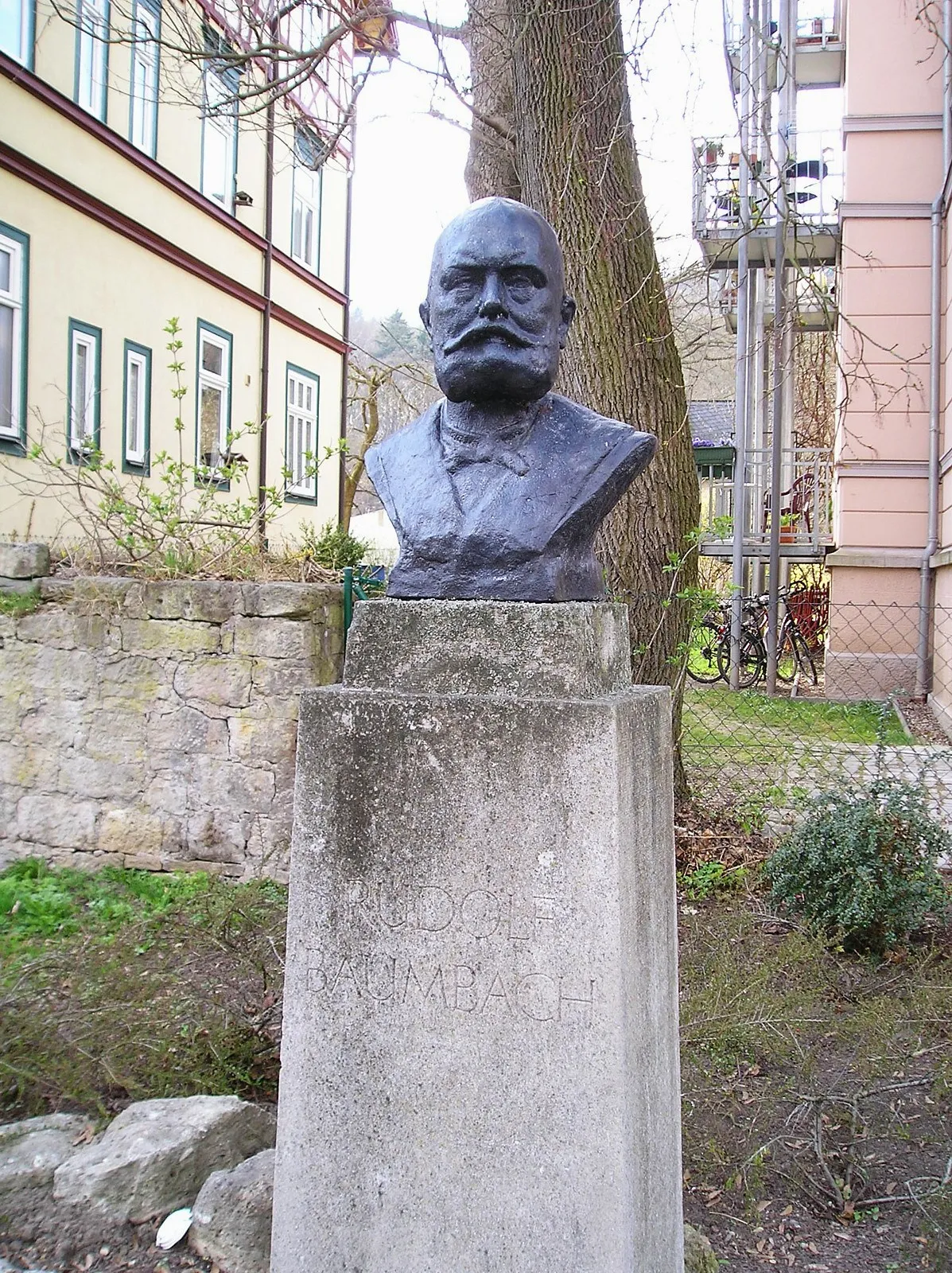 Photo showing: Denkmal für Rudolf Baumbach neben seinem Wohnhaus in Meiningen