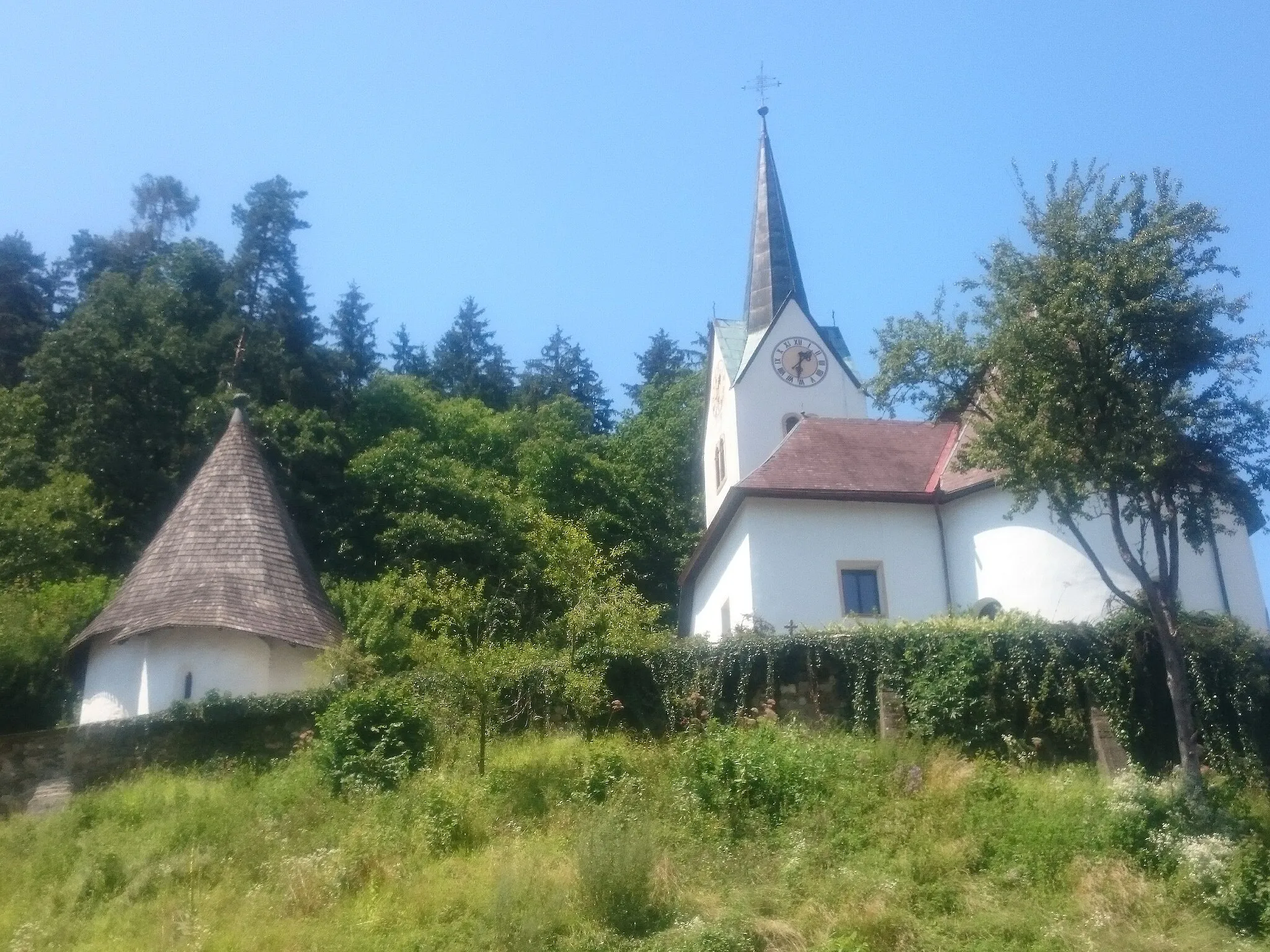 Photo showing: Libeliče, ossuary of St. Michael (left) and church of St. Martin (right). View from east.