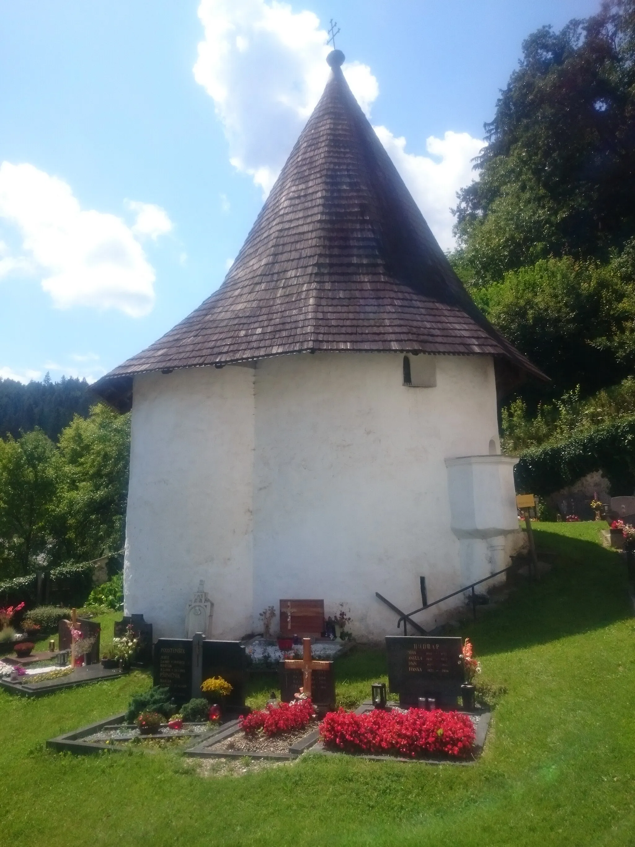 Photo showing: Libeliče, chapel of St. Michael with an ossuary from the 12th century. View from east. More info (in Slovenian only).