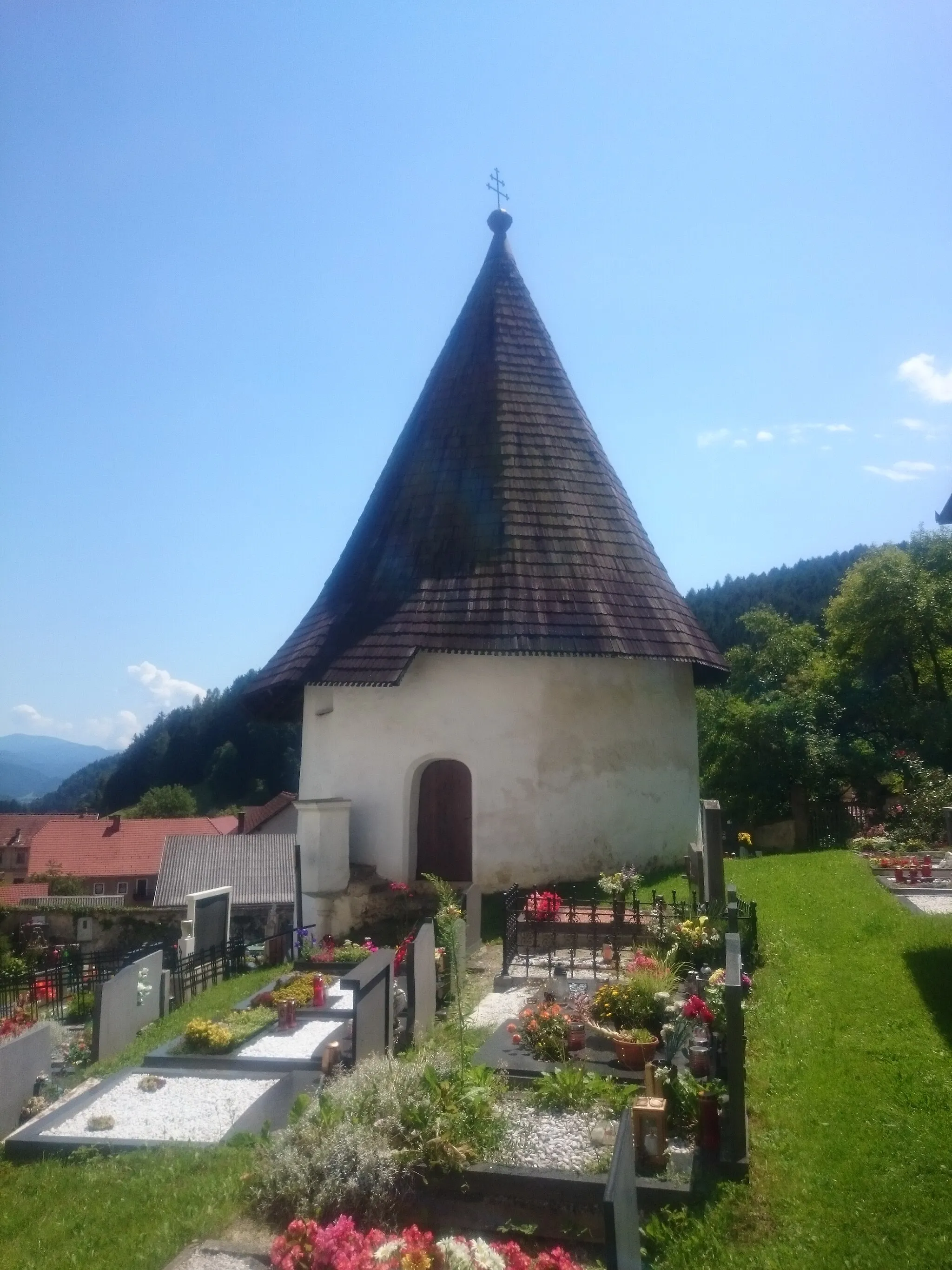 Photo showing: Libeliče, chapel of St. Michael with an ossuary from the 12th century. View from north (from the St. Martin's church). More info (in Slovenian only).
