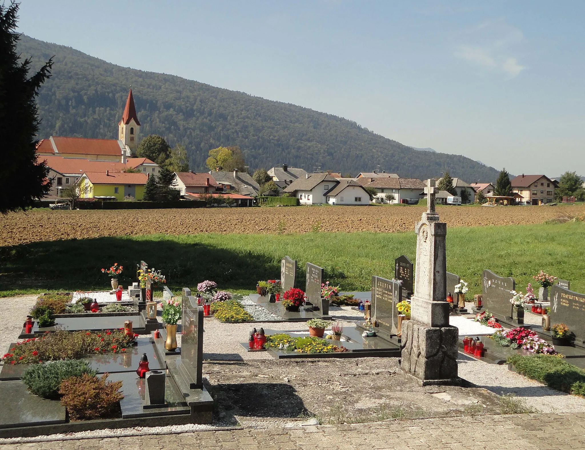 Photo showing: Stara Cerkev pri Kočevju: pokopališče in cerkev