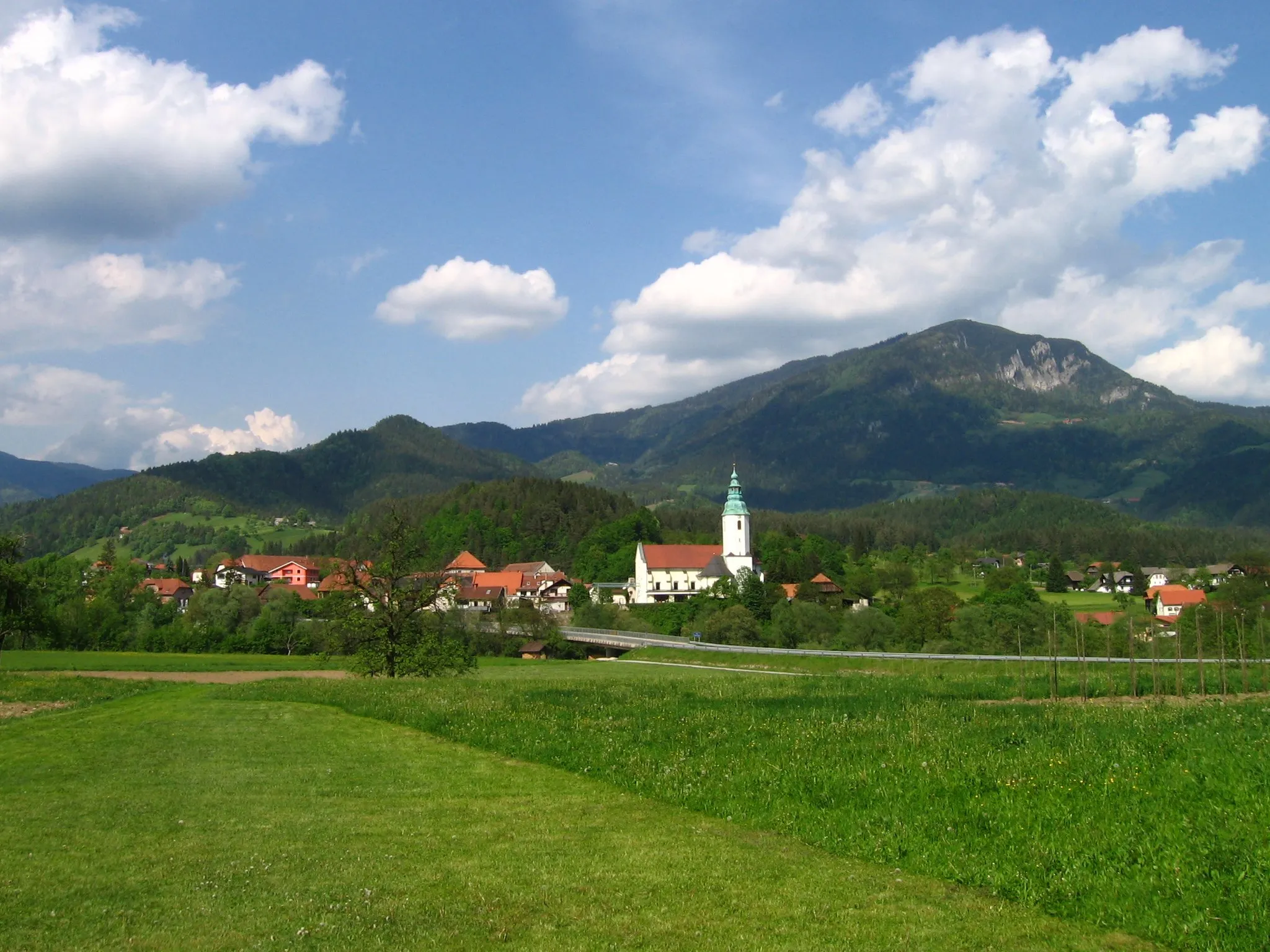 Photo showing: Ljubno ob Savinji with parish church of saint Elisabeth, Slovenia