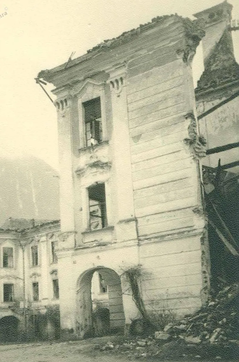 Photo showing: V bojih uničene in poškodovane stavbe, Gornji Grad, 31. 7. 1944.