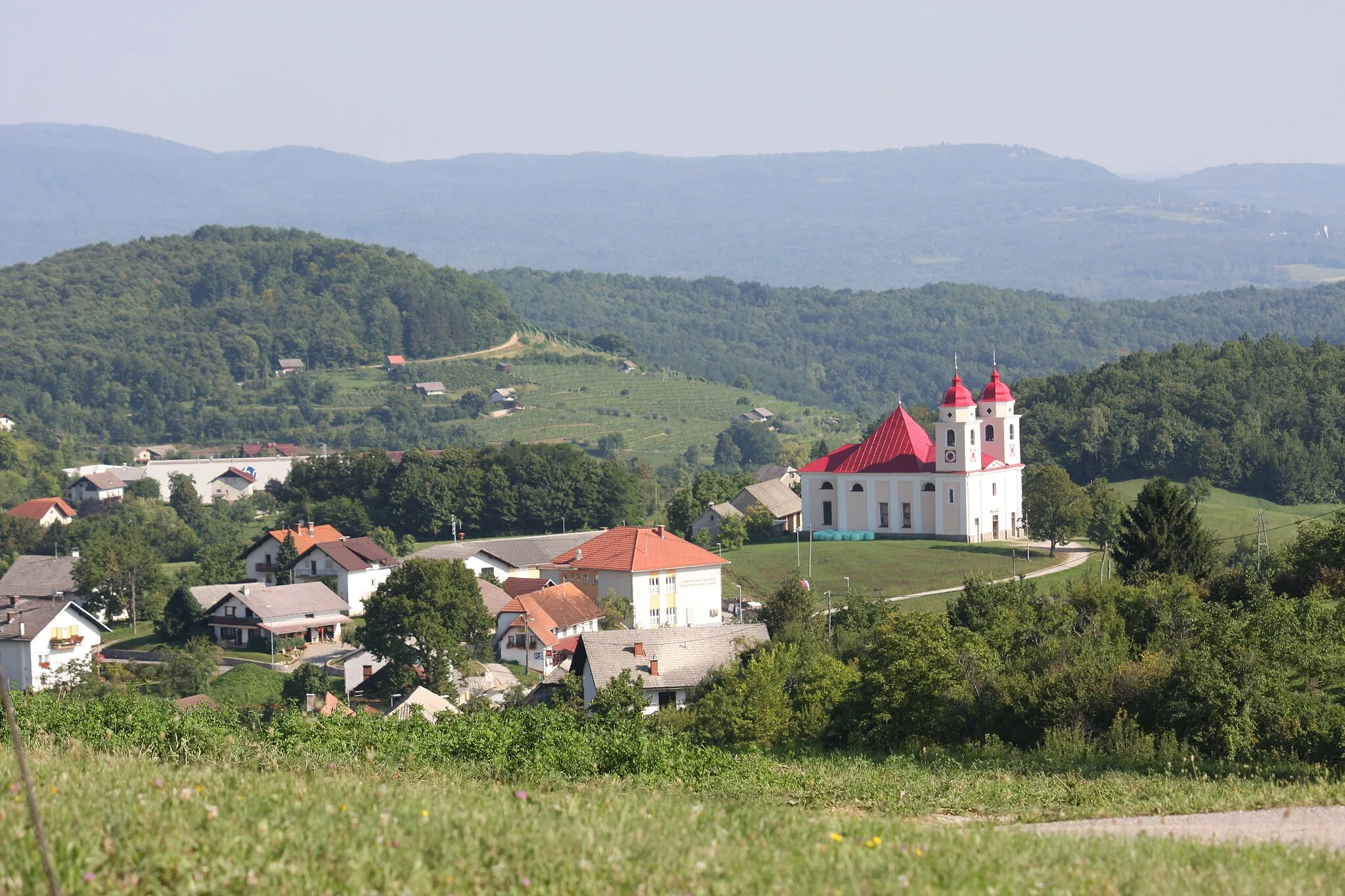 Photo showing: sl:Dolnji Suhor pri Metliki in cerkev sv. Jožefa