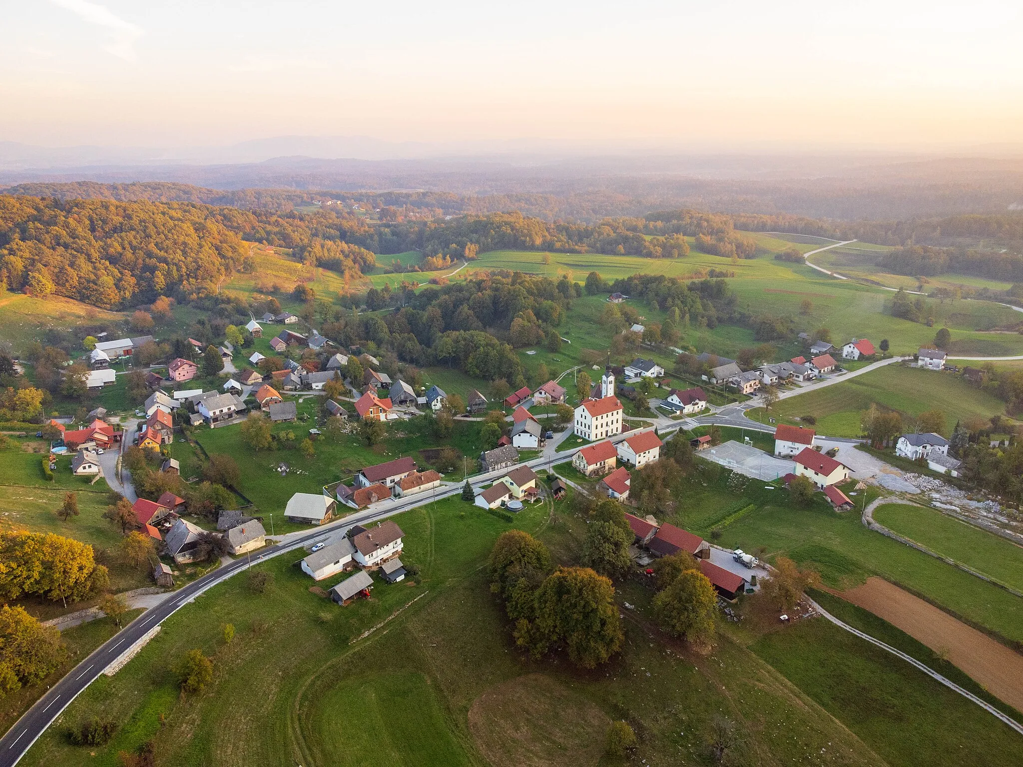 Photo showing: Na severovzhodnem delu občine Semič je naselje Štrekljevec, kjer so arheologi odkrili sledi rimske ceste in rimskih grobov. Arheološko najdišče leži na manjšem platoju v zahodnem delu vasi.O ostankih rimske ceste na Štrekljevcu so poročali že v 19. stoletju. Pozneje pa je bilo na manjšem platoju v zahodnem delu vasi prekopano grobišče z žganimi grobovi s konca 1. do konca 2. stoletja. O najdišču ni veliko znanega, saj so na grobove naleteli pri kopanju temeljev za nove stavbe in jih večino uničili. Z grobišča, ki se je razprostiralo na celotnem prostoru starega vaškega jedra, je tako ohranjenih le sedem grobnih celot, ki pa pričajo o poseljenosti semiškega podeželja v času rimskega cesarstva. Izkopanine so na ogled v Muzejski hiši v Semiču.