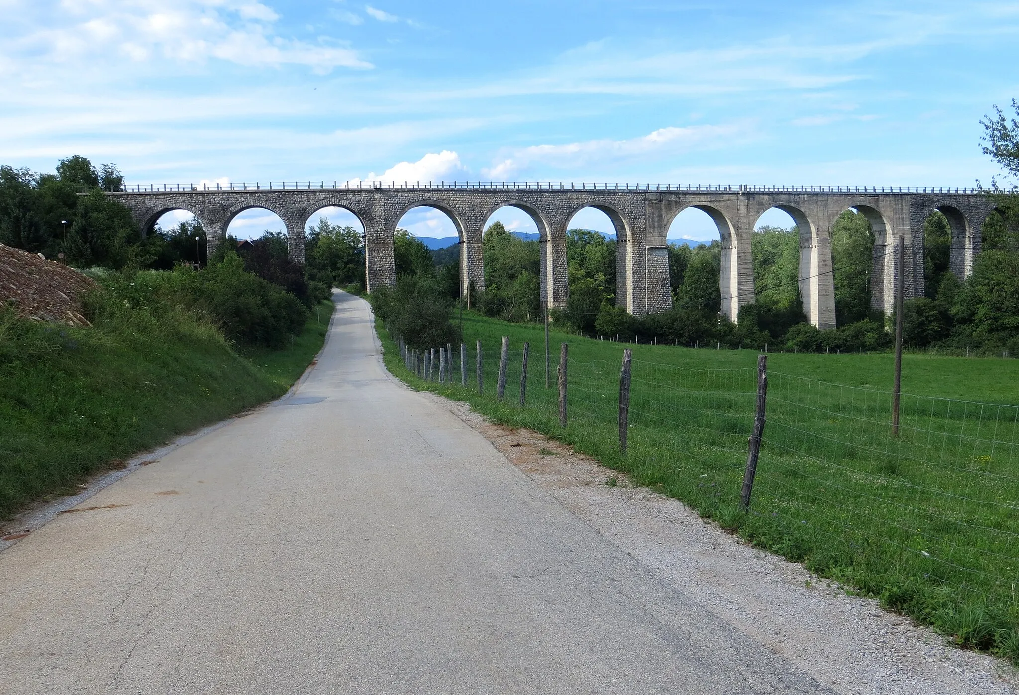 Photo showing: Railroad viaduct in Otovec, Municipality of Črnomelj, Slovenia