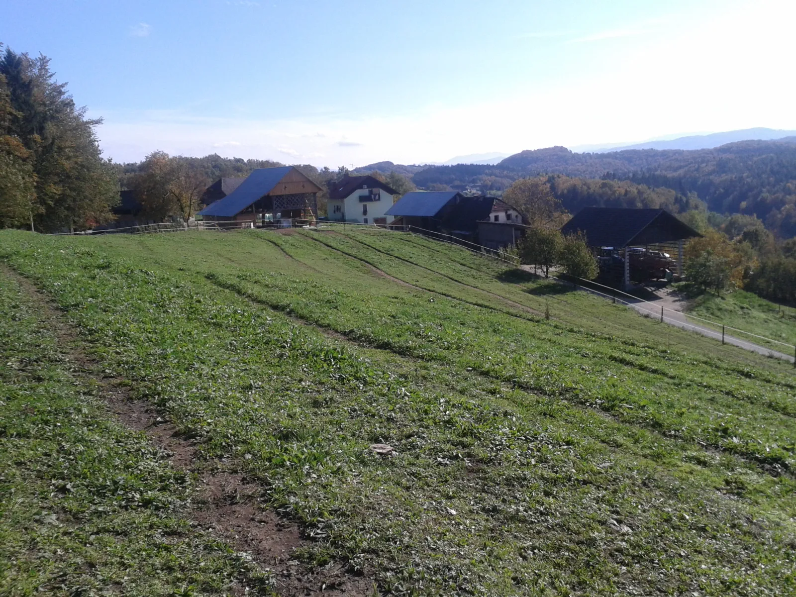 Photo showing: Pečice, a village in the Municipality of Litija, southeastern Slovenia. View from the northwest.