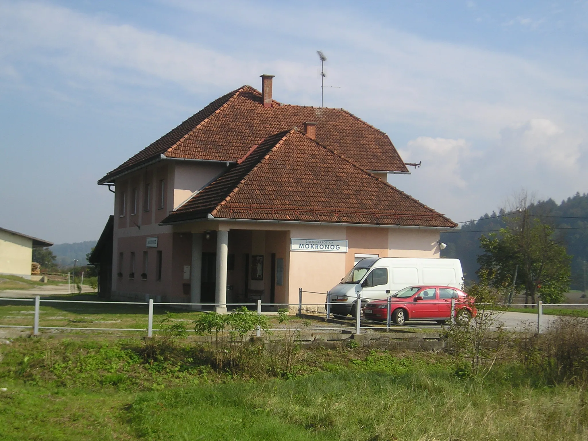 Photo showing: Western side of the Mokronog train station, actually located in the nearby village Puščava