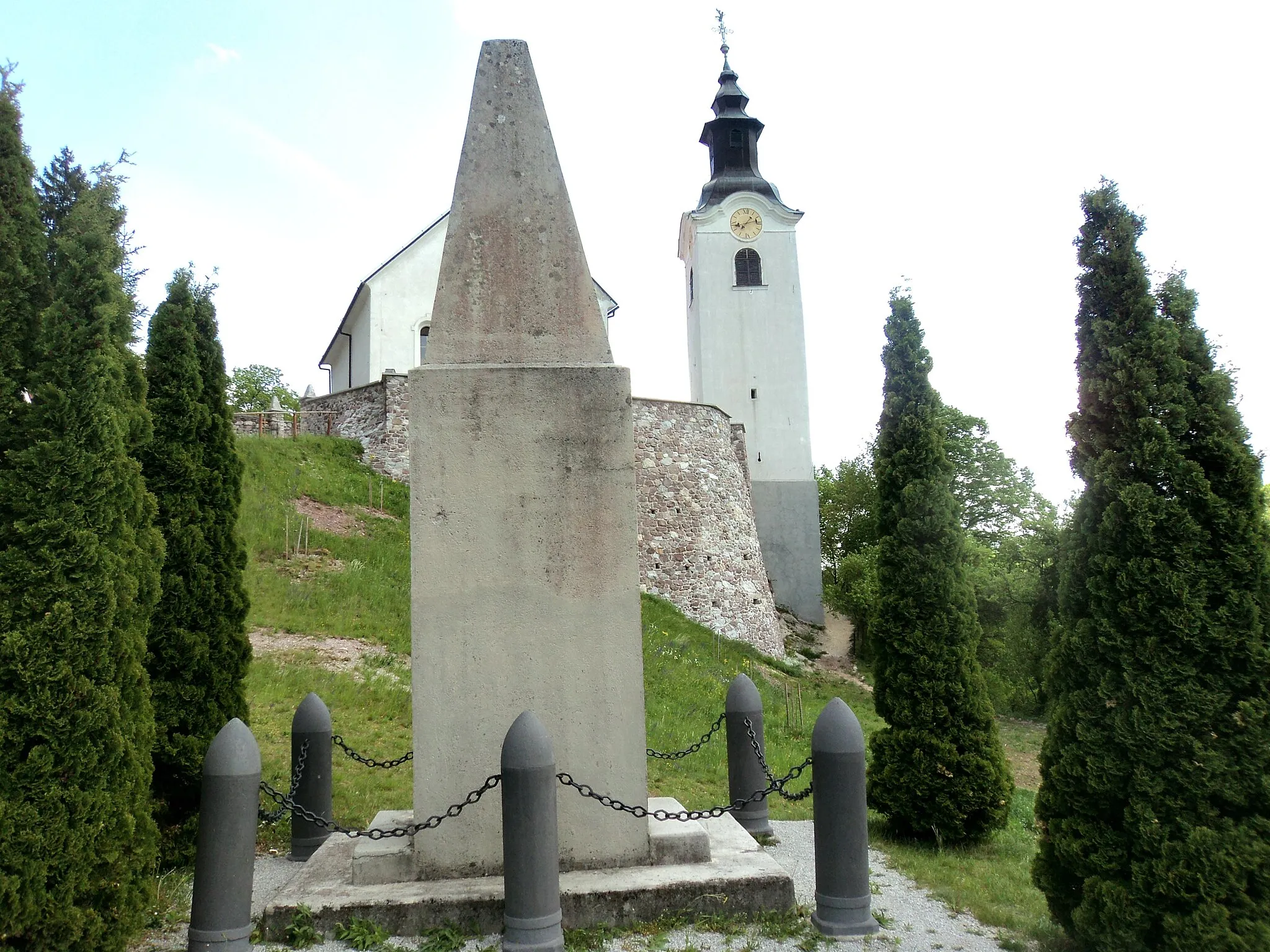 Photo showing: Cerkev Sv. Križ na Svibnem 2011