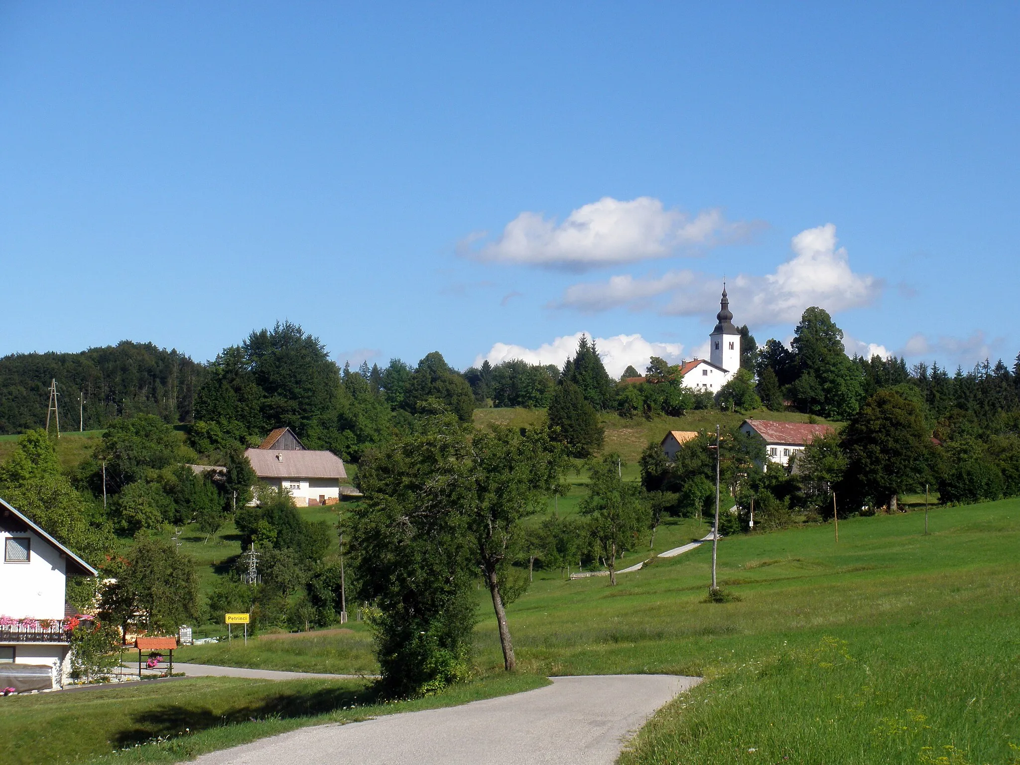 Photo showing: Village Petrinci with church on Gora