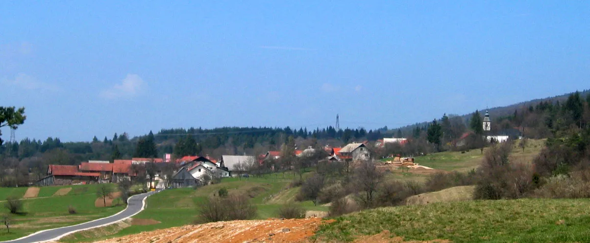 Photo showing: Bezuljak, village in Slovenia (near Cerknica town).

photo:Ziga 19:50, 7 April 2007 (UTC)