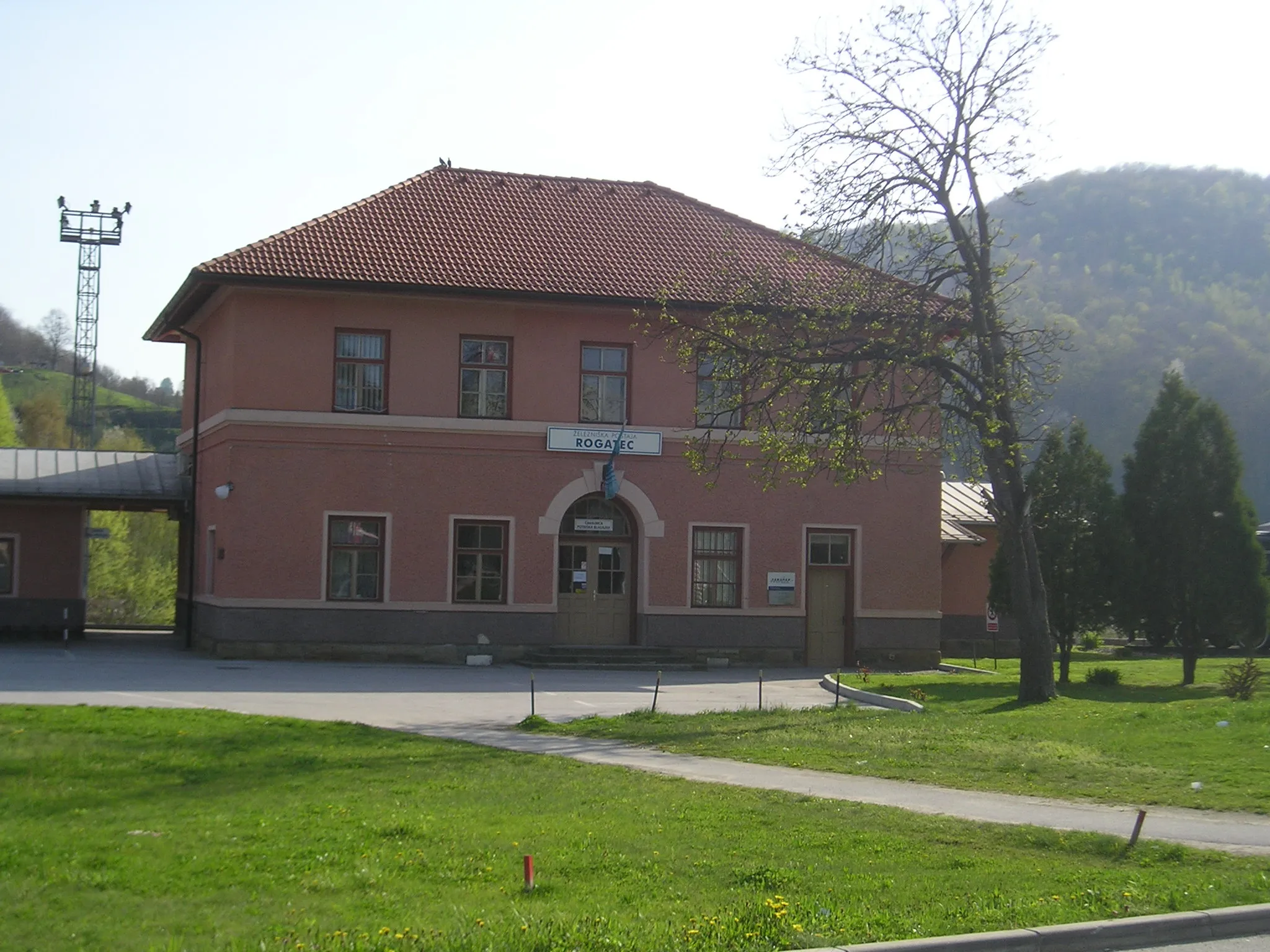 Photo showing: Front side of the train station in Rogatec, Slovenia