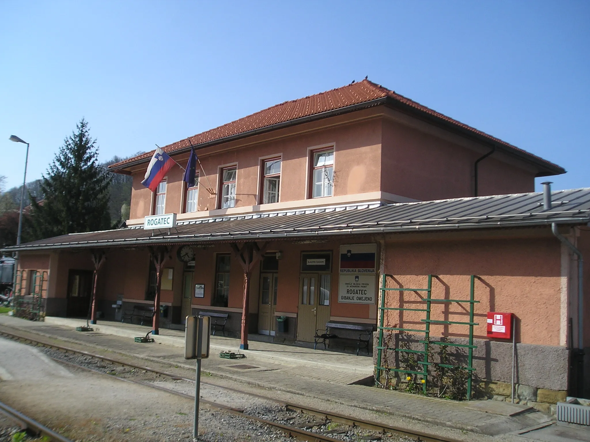 Photo showing: Train station in Rogatec, Slovenia - view from platforms