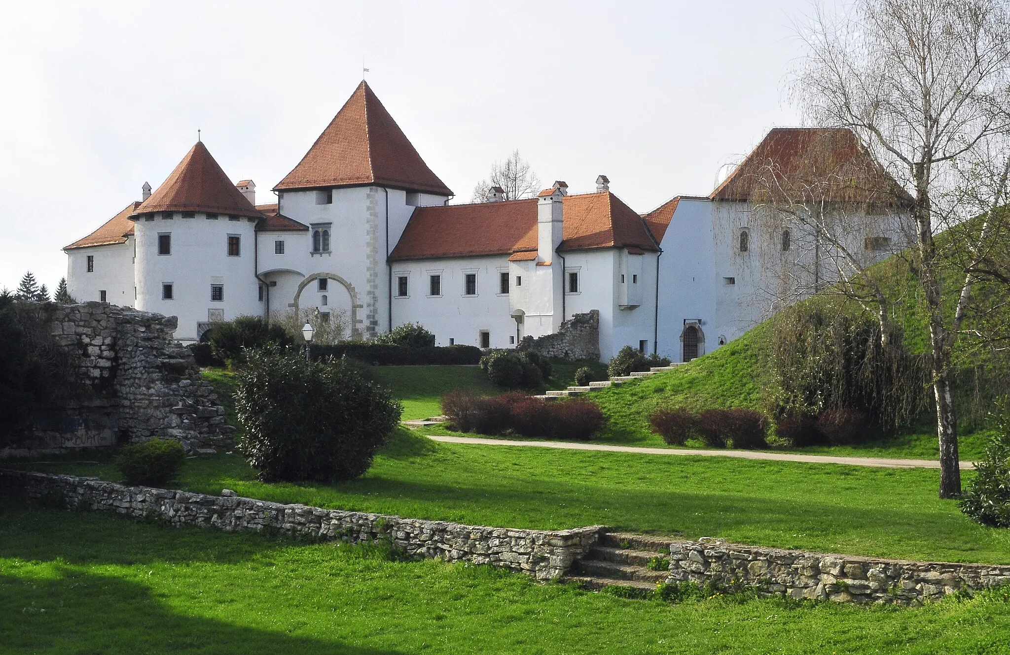 Photo showing: The citadel, known as "Old Town" [Stari Grad]. Varazdin, Croatia