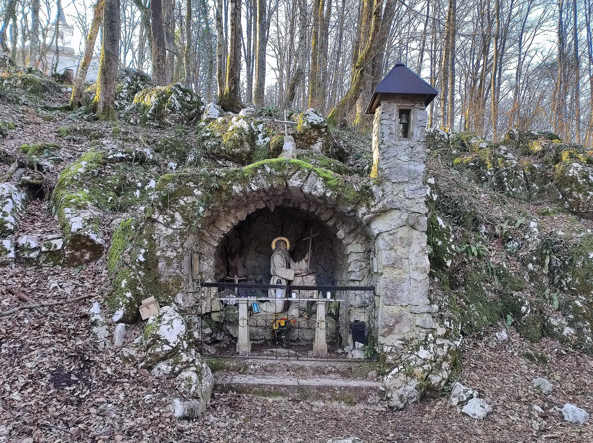 Photo showing: Our Lady of Lourdes chapel shrine with a statue of St. Anthony the Great, located under the fortified church (sl: tabor) of St. Nicholas near Cerovo.