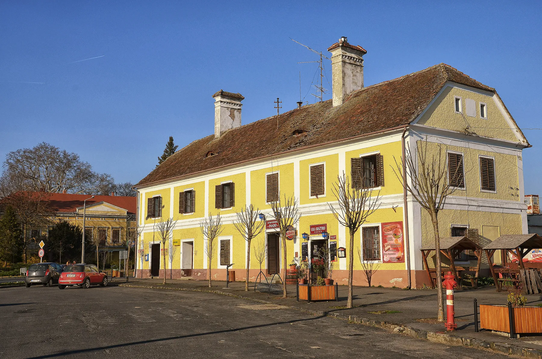 Photo showing: Letenye, Hungary, the Golden Sheep Inn, with the Szapáry-Andrássy Mansion in the background