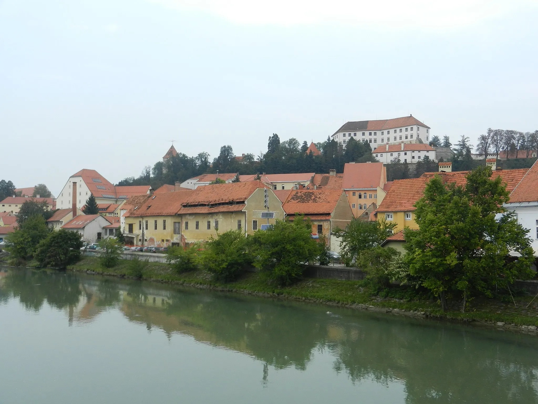 Photo showing: Panorama of Ptuj: Mali grad left, front prisons, Gornji grad