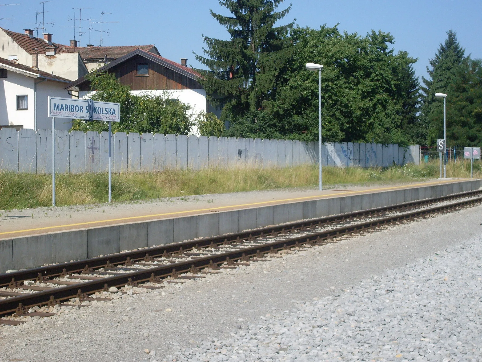 Photo showing: Railway halt Maribor Sokolska in western suburb of Maribor.
