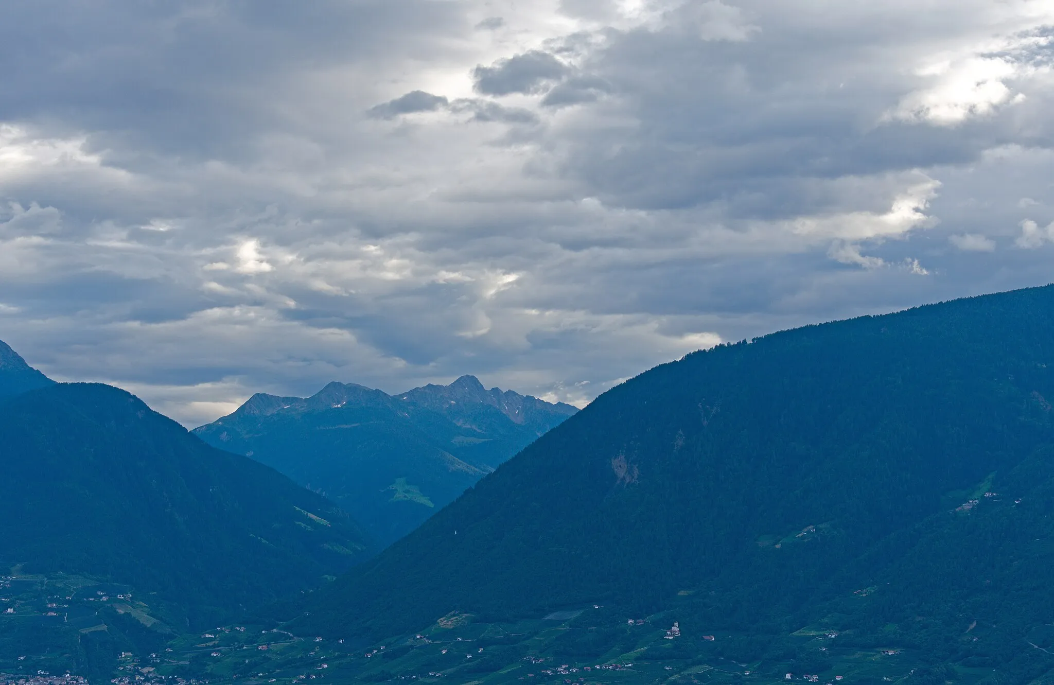 Photo showing: View of Falschauer Valley and Ortler Alps from St. Georgen, Schenna, South Tyrol, Italy. Right: Ultner Hochwart; center: Schöngrubspitz.