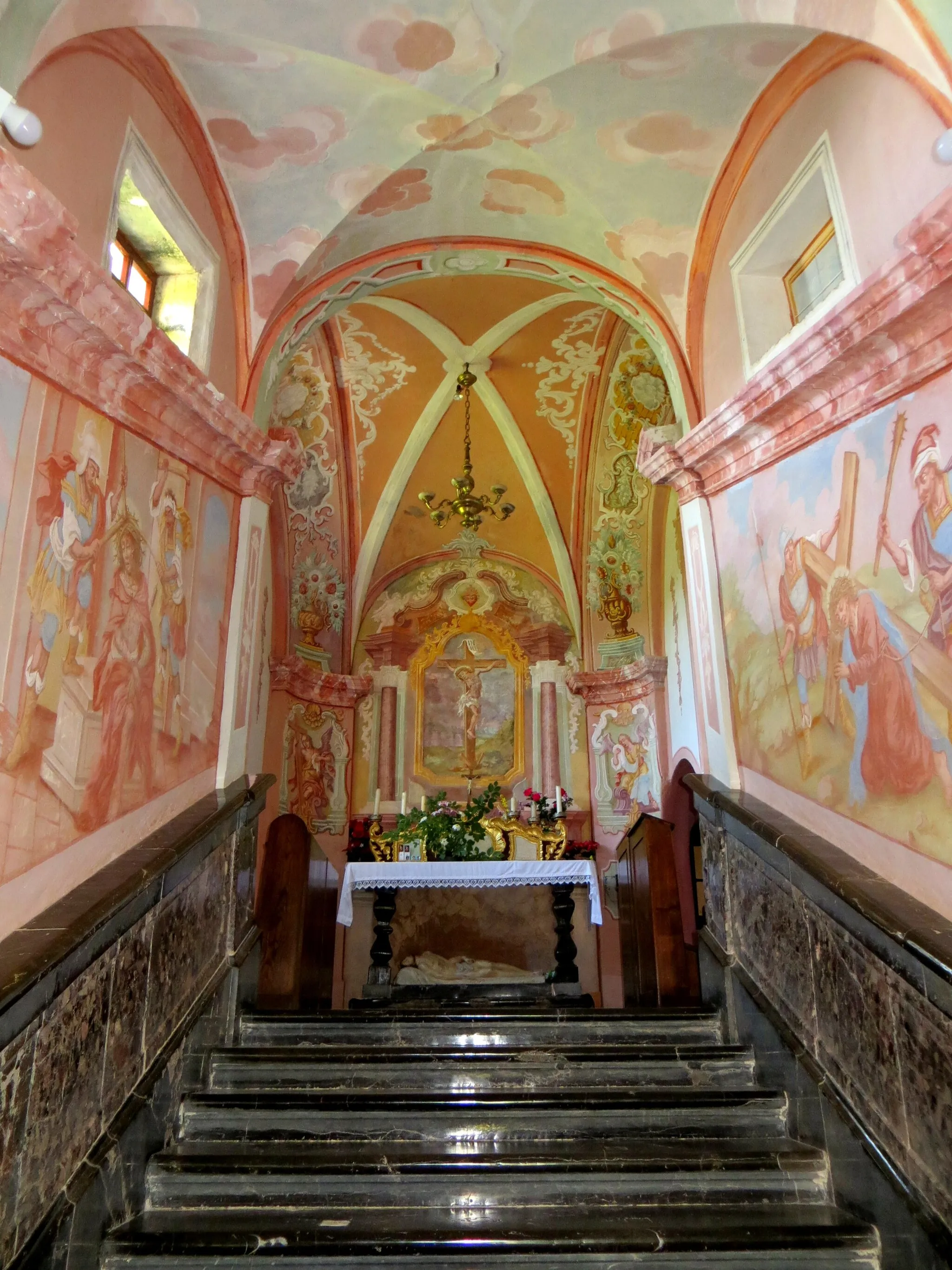 Photo showing: Chapel at Assumption Church in Nova Štifta, Municipality of Sodražica, Slovenia