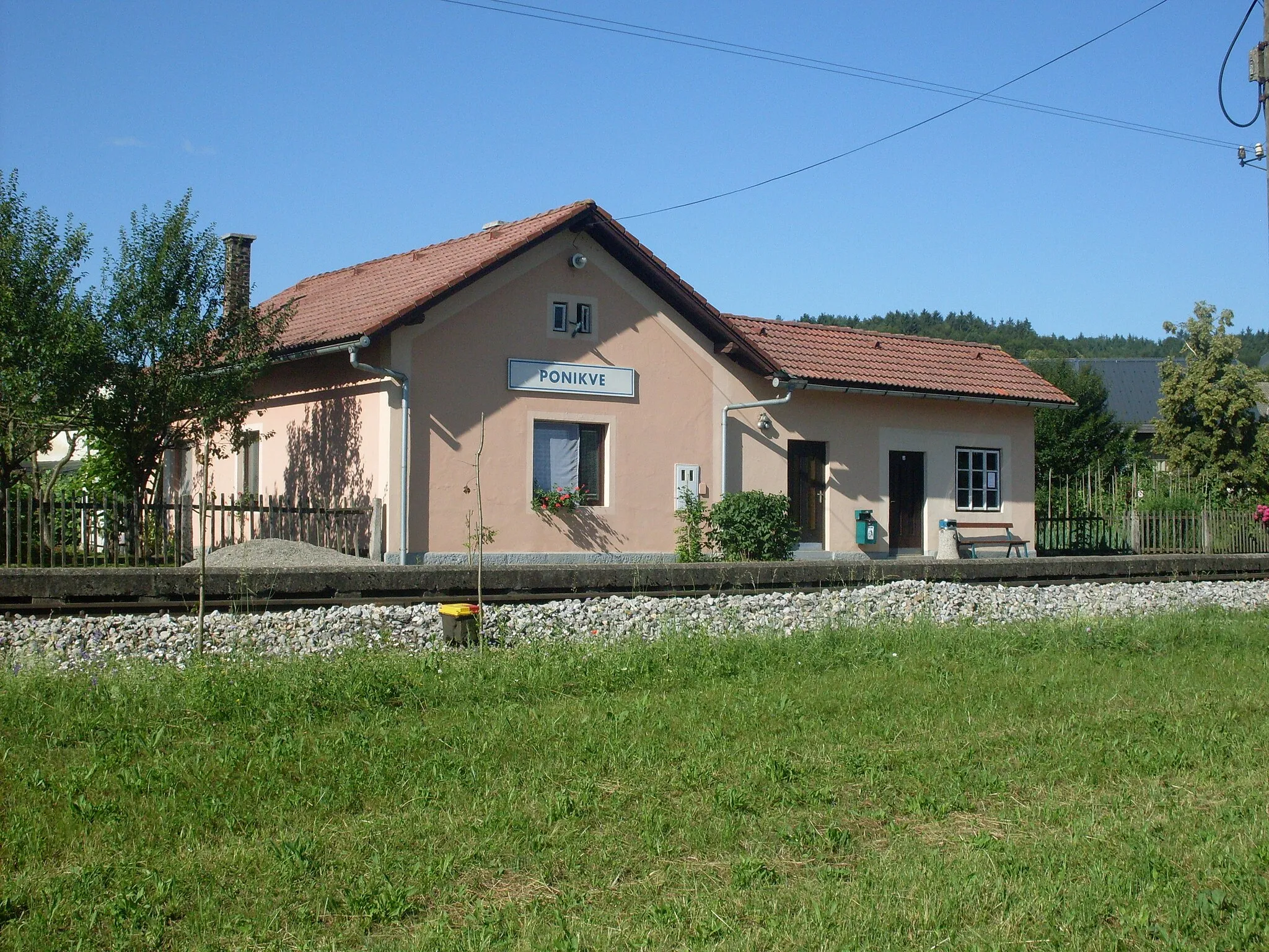 Photo showing: Railway halt Ponikve na Dolenjskem (or shorter Ponikve), actually located in Gorenje Ponikve