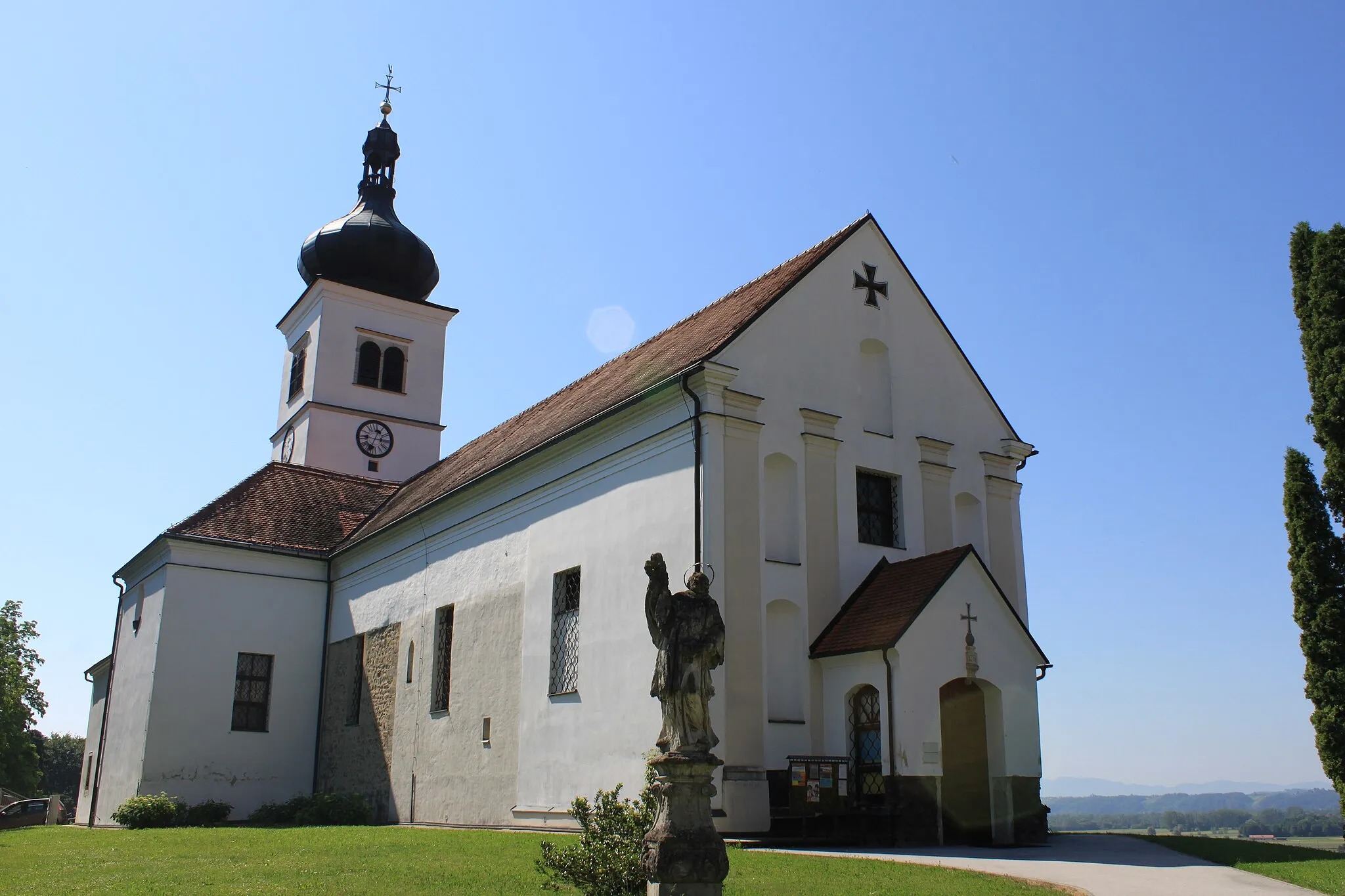 Photo showing: Velika Nedelja (German: Großsonntag in the meaning of Easter Sunday); Holy Trinity Church; View to the east