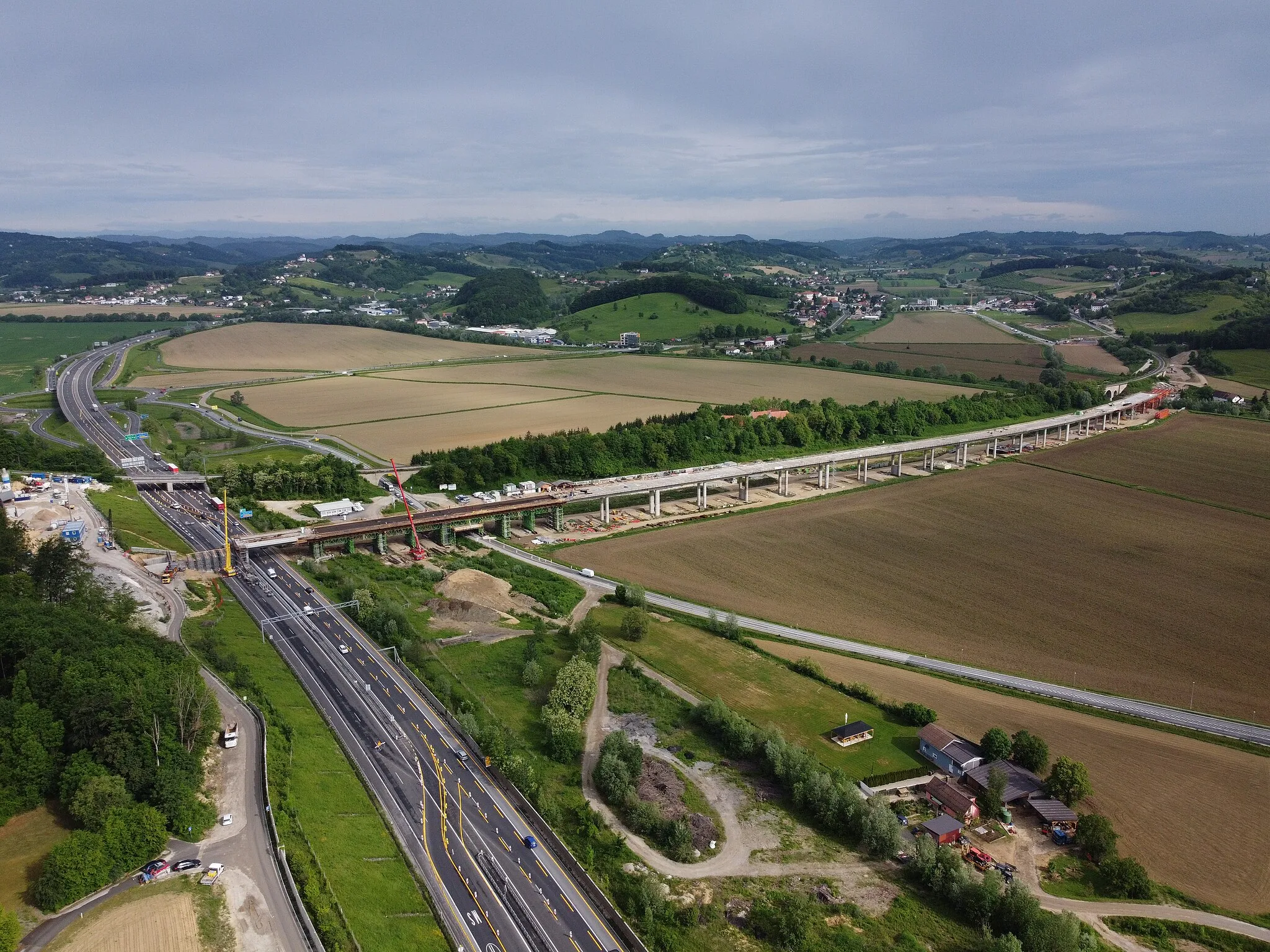 Photo showing: The new Pesnica viaduct will be a relatively low, 912.6-meter-long double-track railway viaduct. It is designed as a series of frame structures connected into an integral structure without bearings. This design concept allows the implementation of a continuous welded rail track (CWR) without expansion joints, with great advantages in terms of traffic safety, economy, sustainability and noise emissions. The new line is planned to open to traffic in mid-2023.