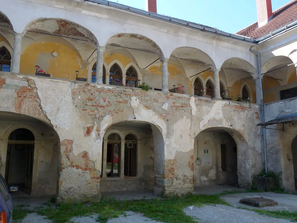 Photo showing: Dvorec Prešnik nad Lopato