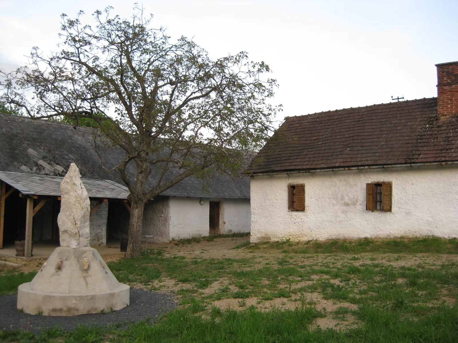 Photo showing: Orfalu (Andovci), "Mali Triglav", monument of Slovenes in Hungary
