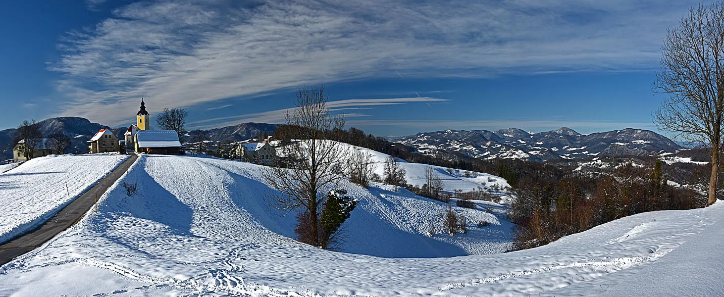 Photo showing: Vrh nad Laškim with the St. Leonhart church, seen from the E-NE, from a bit higher cemetery.