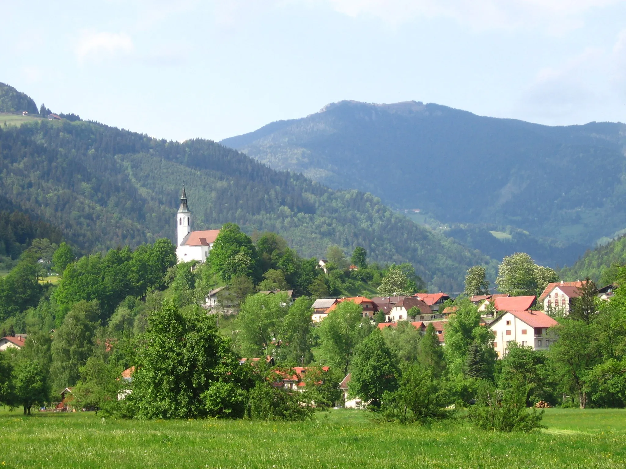 Photo showing: Rosulje (part of Ljubno ob Savinji) and the 19th-century church of the Mother of God (Primož pri Ljubnem), central-eastern Slovenia.