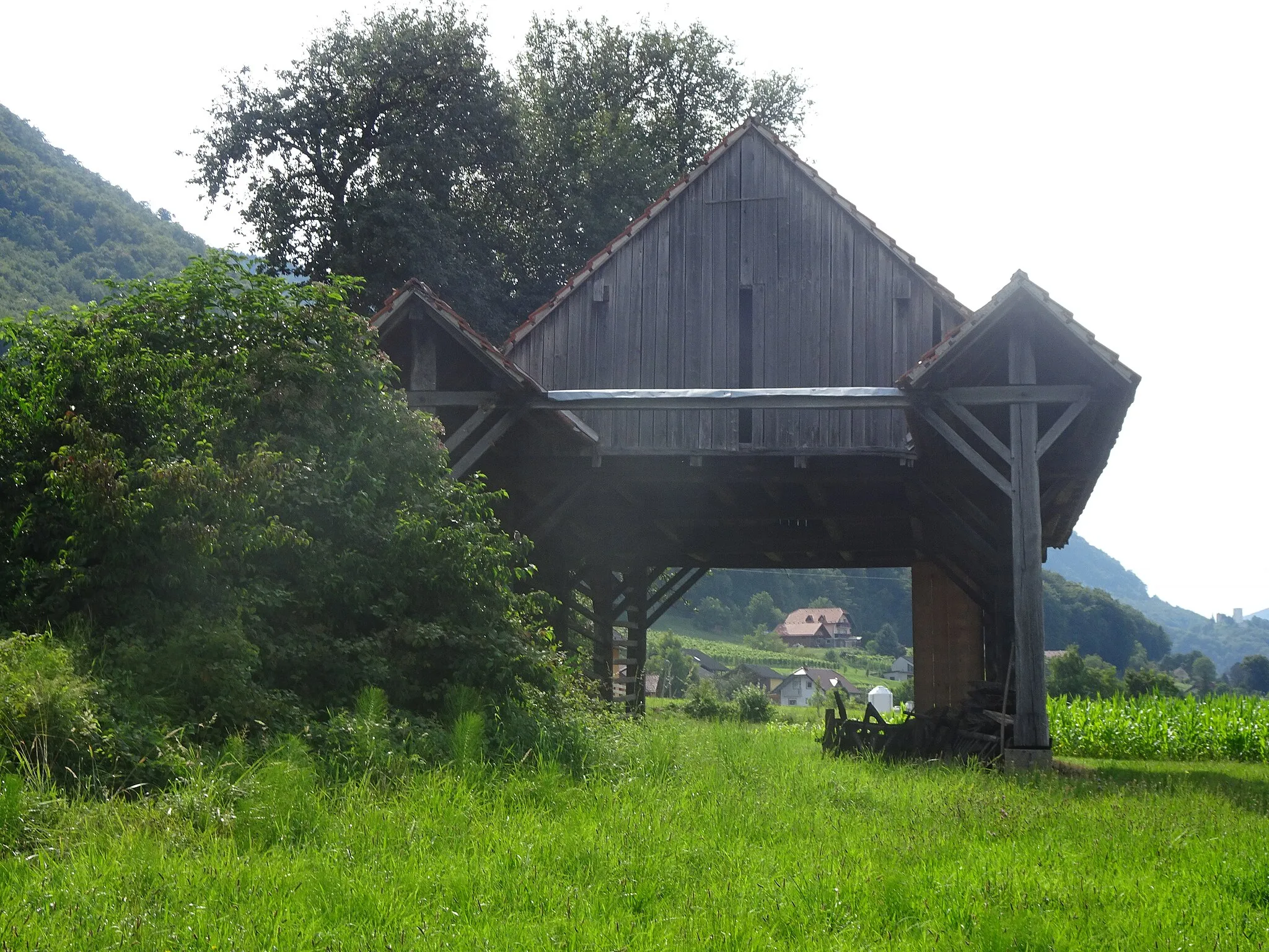Photo showing: Double wooden Hayrack, Konjiška vas, Slovenia