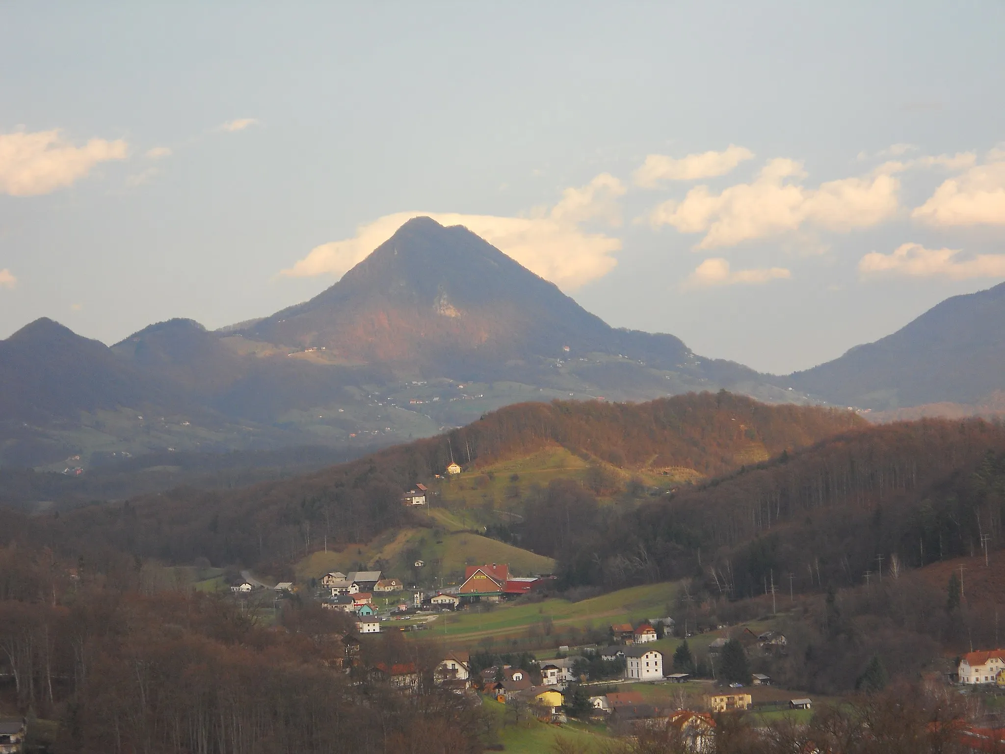 Photo showing: Donačka gora mountanin. Photo taken from Prnek, Rogaška Slatina.