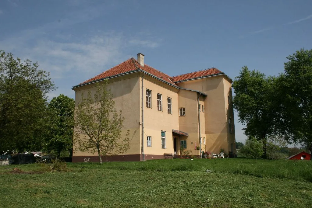 Photo showing: School in Luka