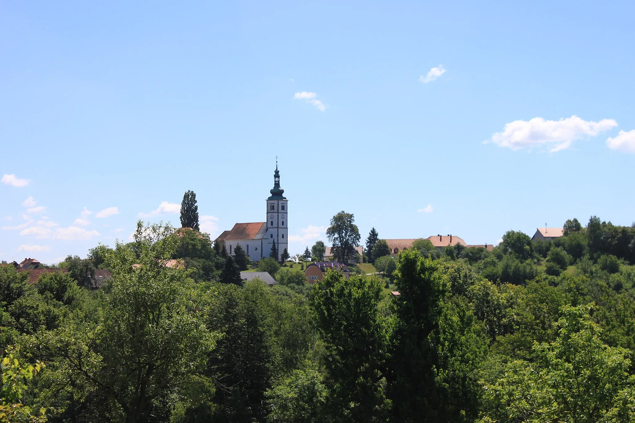 Photo showing: Blick auf die Pfarrkirche von Polenšak