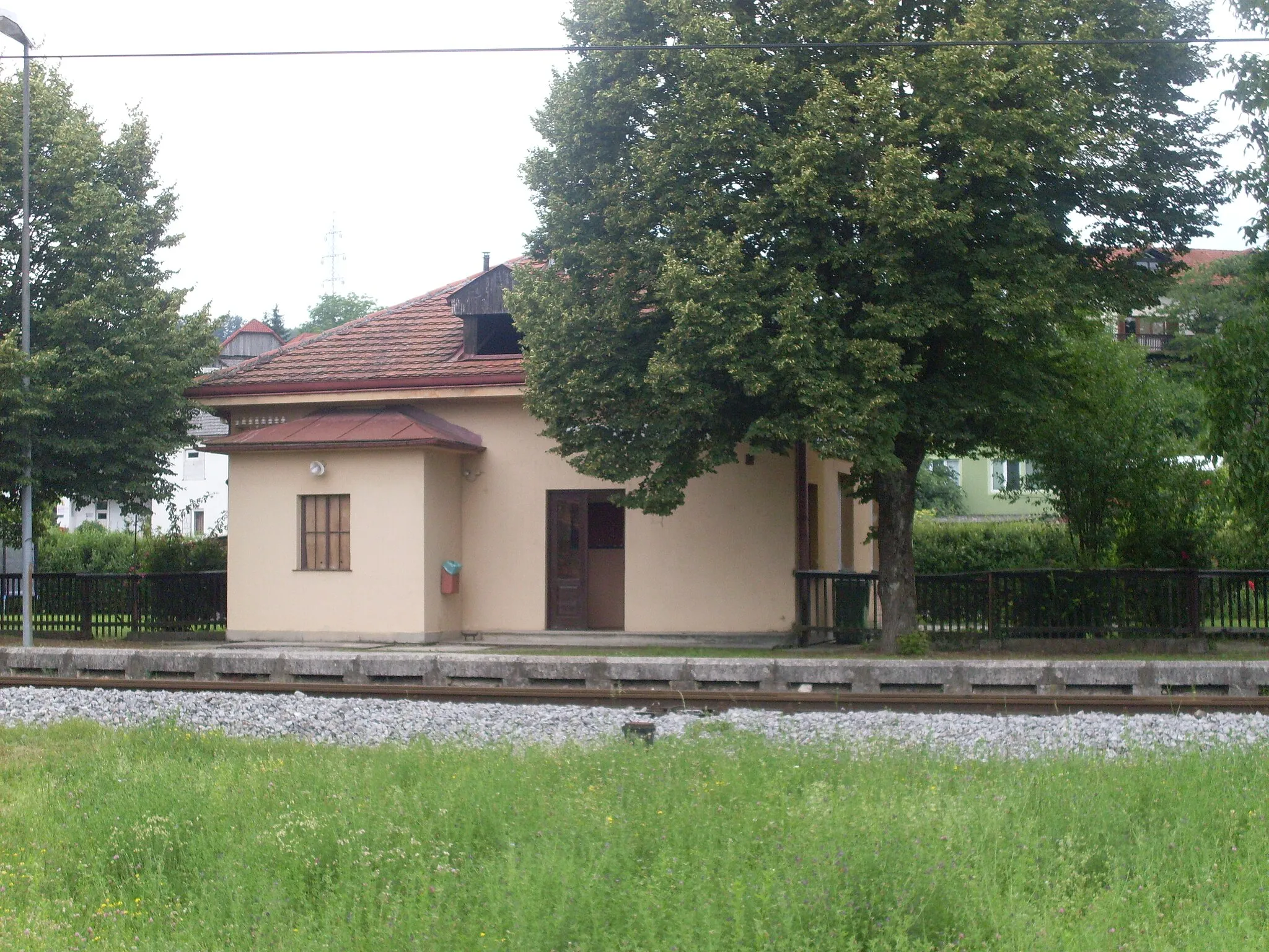 Photo showing: Boštanj railway halt, located in Dolenji Boštanj