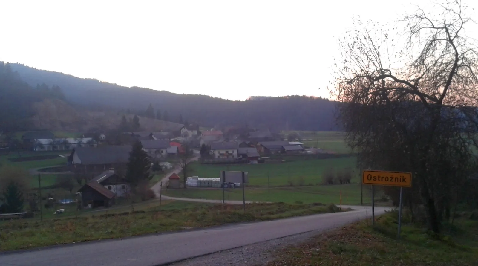 Photo showing: Ostrožnik, a village in the Municipality of Mokronog–Trebelno, southeastern Slovenia.