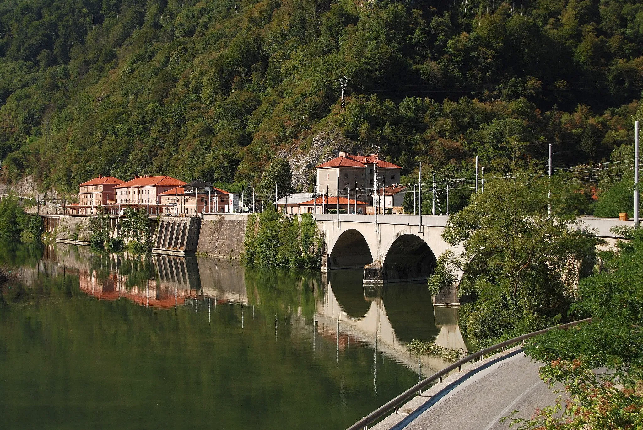 Photo showing: The railroad station and the railroad bridge in the settlement of Zidani Most, Municipality of Laško, eastern Slovenia.