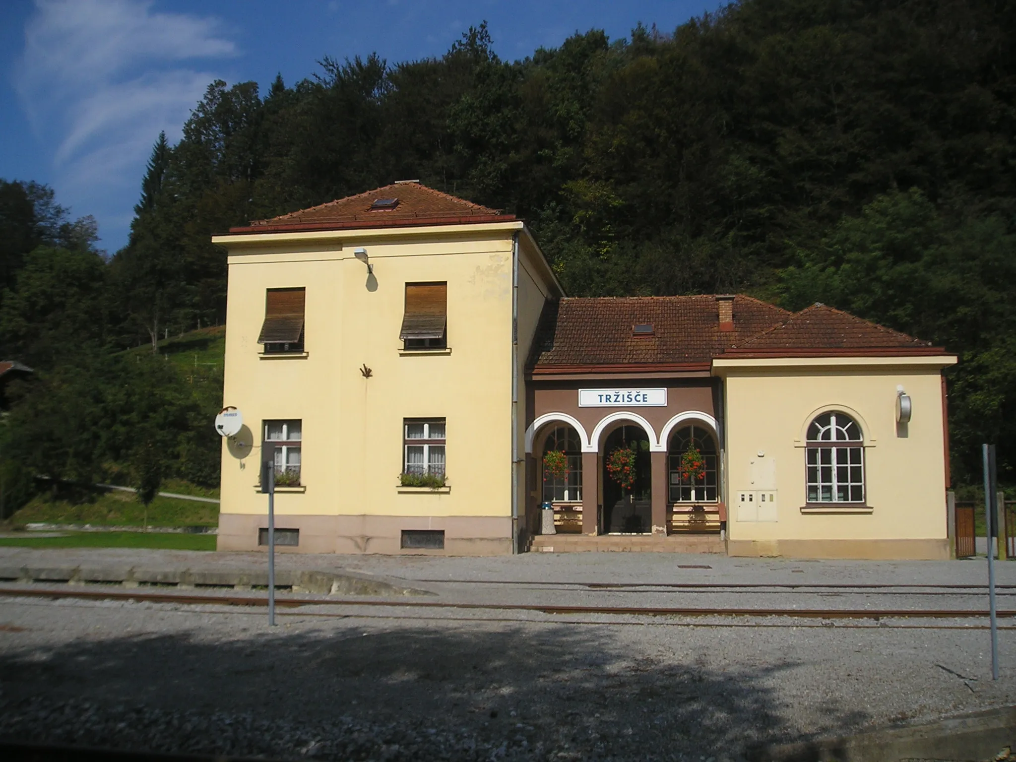 Photo showing: Train station in Tržišče, Slovenia